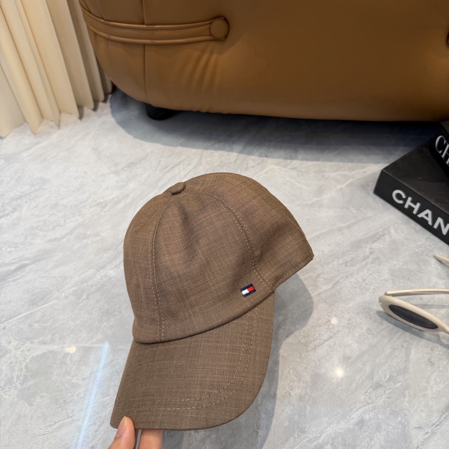 汤米TOMMY亚麻棒球帽🧢爆。的亚麻老钱风棒球帽到啦！方脸圆脸，男女都可以完美驾驭！修饰脸型、显脸小绝绝