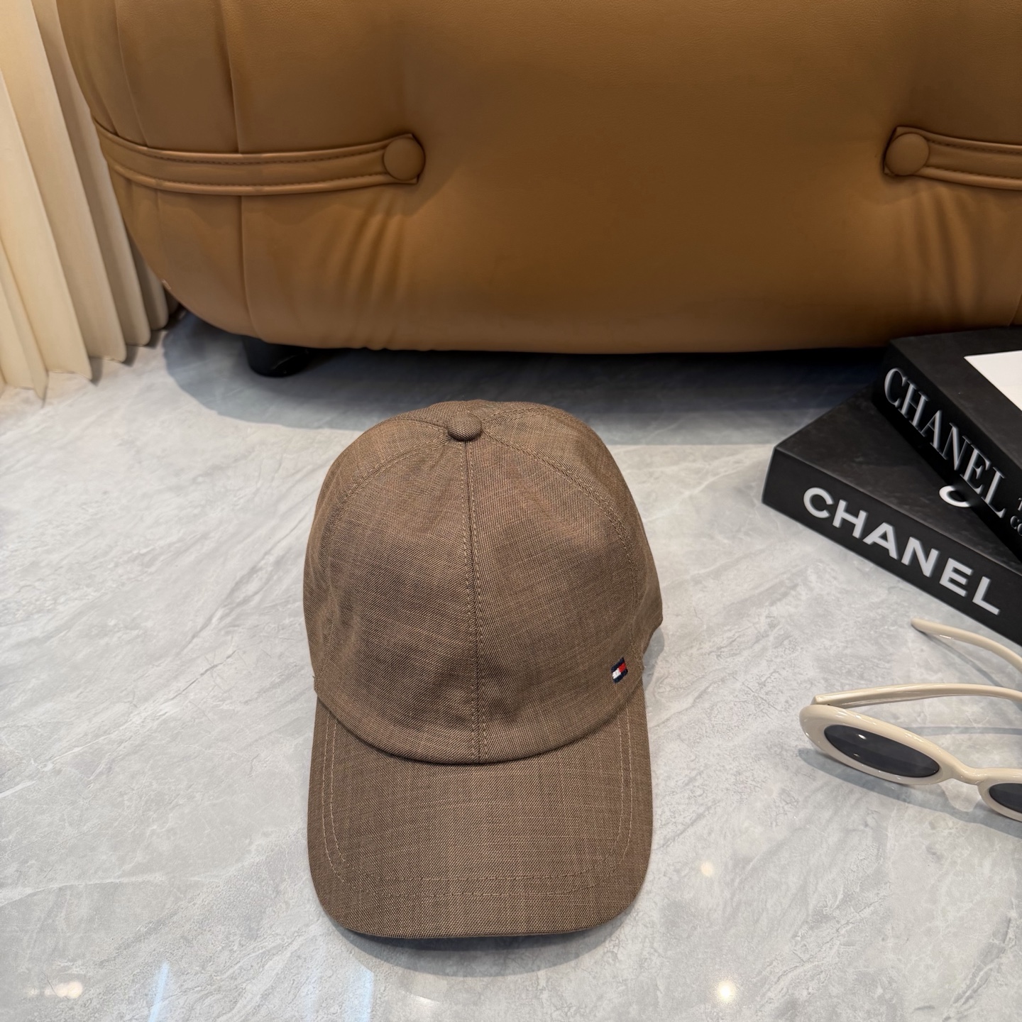 汤米TOMMY亚麻棒球帽🧢爆。的亚麻老钱风棒球帽到啦！方脸圆脸，男女都可以完美驾驭！修饰脸型、显脸小绝绝