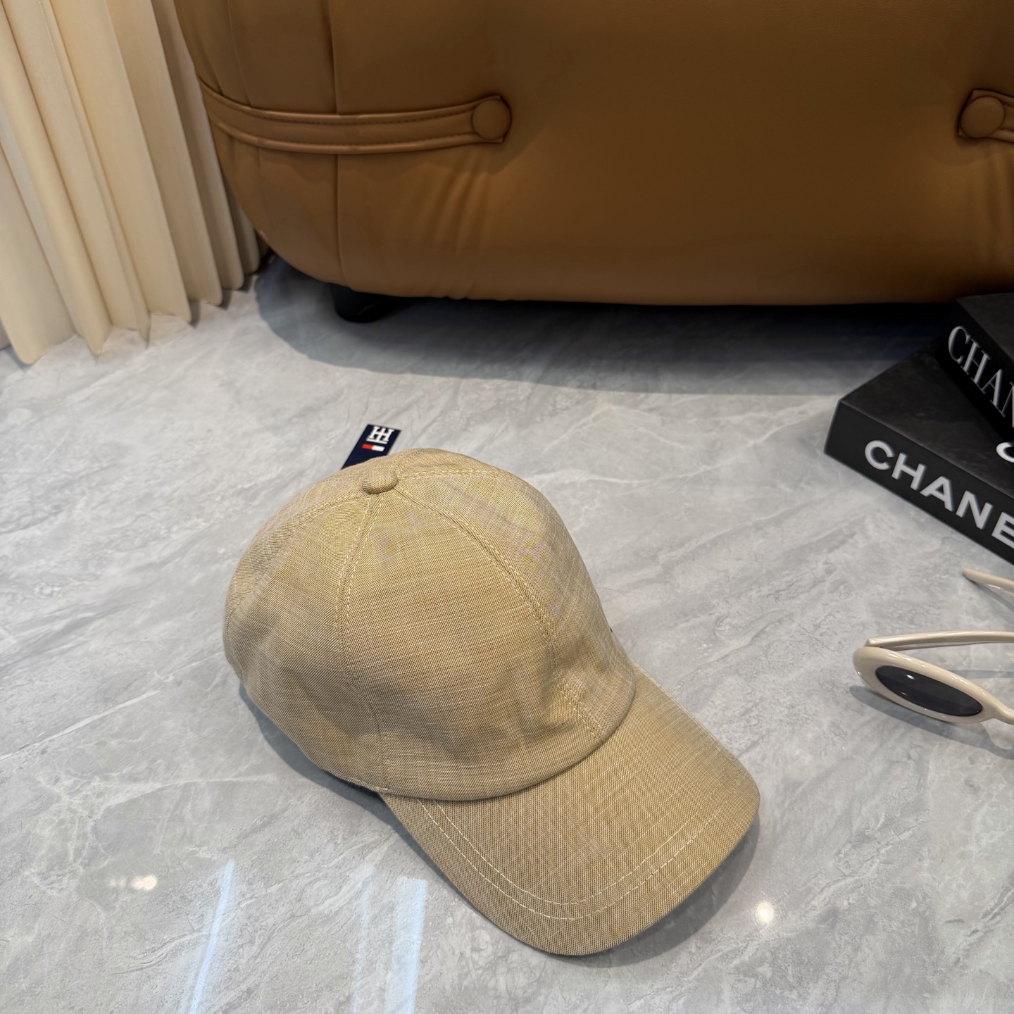 汤米TOMMY亚麻棒球帽🧢爆。的亚麻老钱风棒球帽到啦！方脸圆脸，男女都可以完美驾驭！修饰脸型、显脸小绝绝