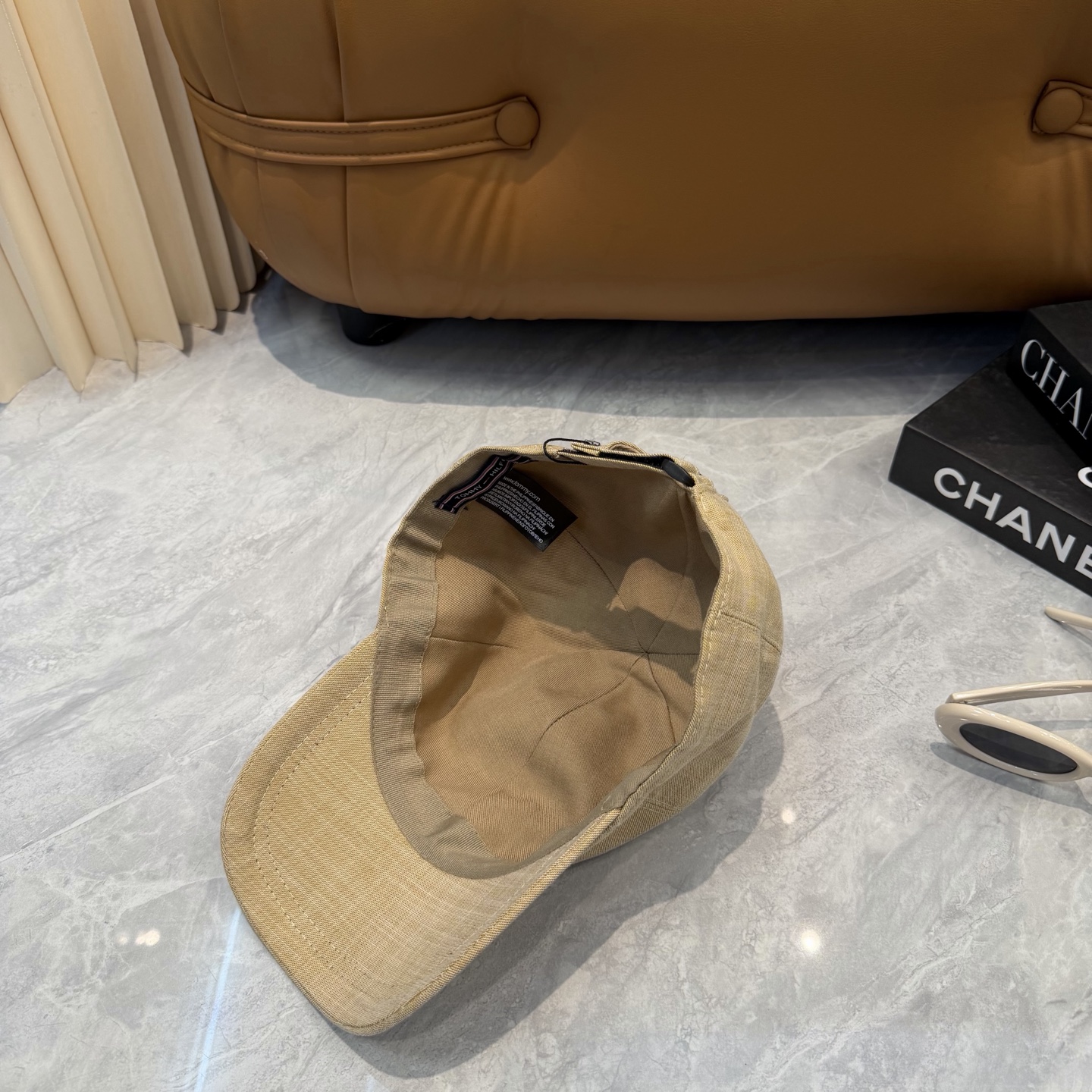 汤米TOMMY亚麻棒球帽🧢爆。的亚麻老钱风棒球帽到啦！方脸圆脸，男女都可以完美驾驭！修饰脸型、显脸小绝绝