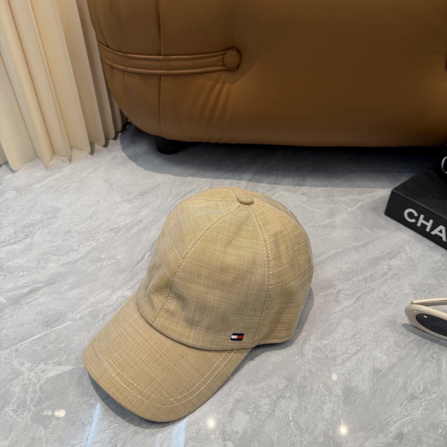 汤米TOMMY亚麻棒球帽🧢爆。的亚麻老钱风棒球帽到啦！方脸圆脸，男女都可以完美驾驭！修饰脸型、显脸小绝绝