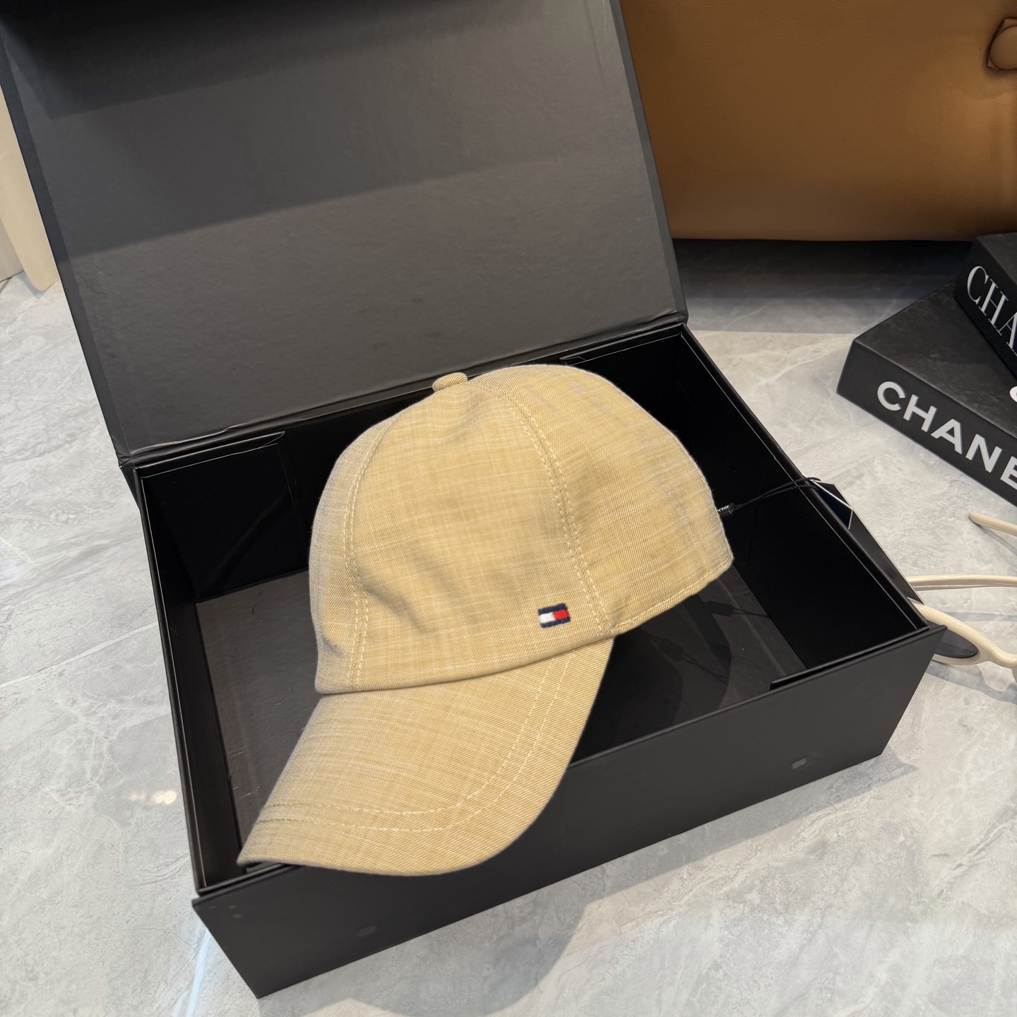 汤米TOMMY亚麻棒球帽🧢爆。的亚麻老钱风棒球帽到啦！方脸圆脸，男女都可以完美驾驭！修饰脸型、显脸小绝绝