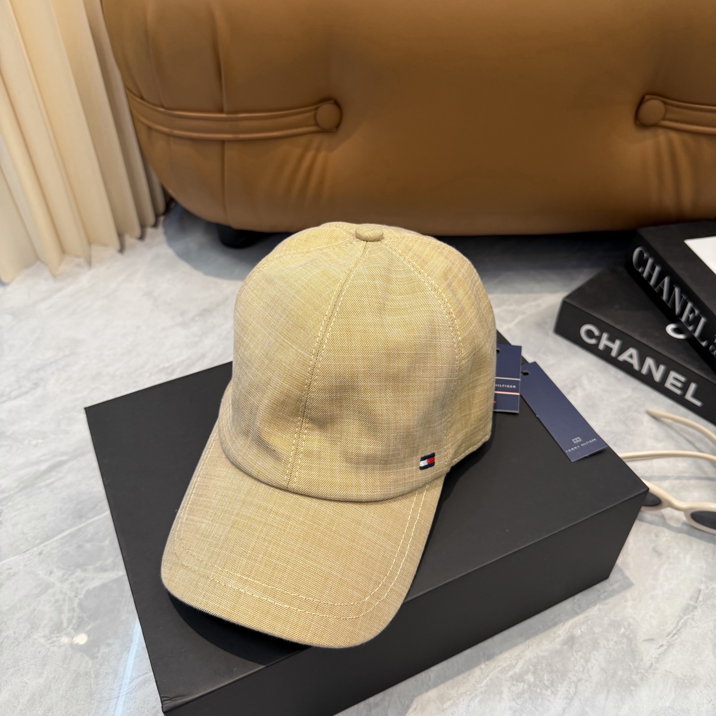 汤米TOMMY亚麻棒球帽🧢爆。的亚麻老钱风棒球帽到啦！方脸圆脸，男女都可以完美驾驭！修饰脸型、显脸小绝绝