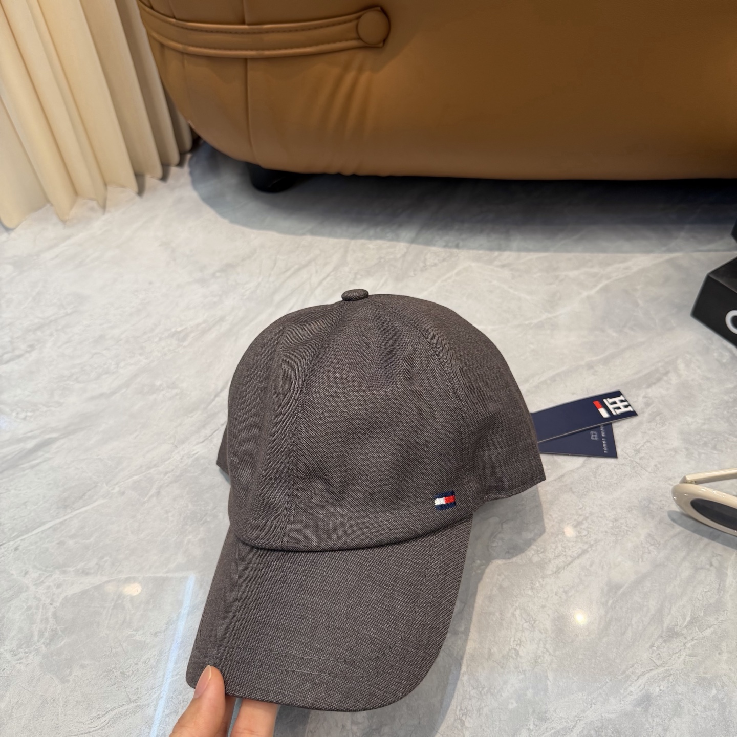 汤米TOMMY亚麻棒球帽🧢爆。的亚麻老钱风棒球帽到啦！方脸圆脸，男女都可以完美驾驭！修饰脸型、显脸小绝绝