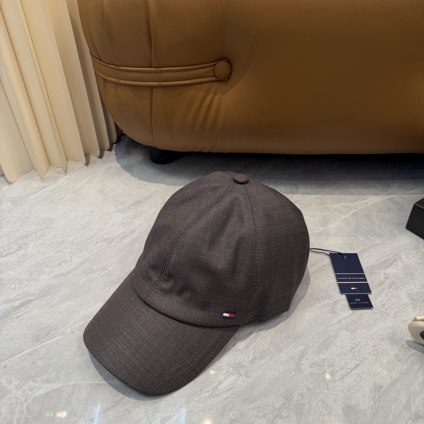 汤米TOMMY亚麻棒球帽🧢爆。的亚麻老钱风棒球帽到啦！方脸圆脸，男女都可以完美驾驭！修饰脸型、显脸小绝绝