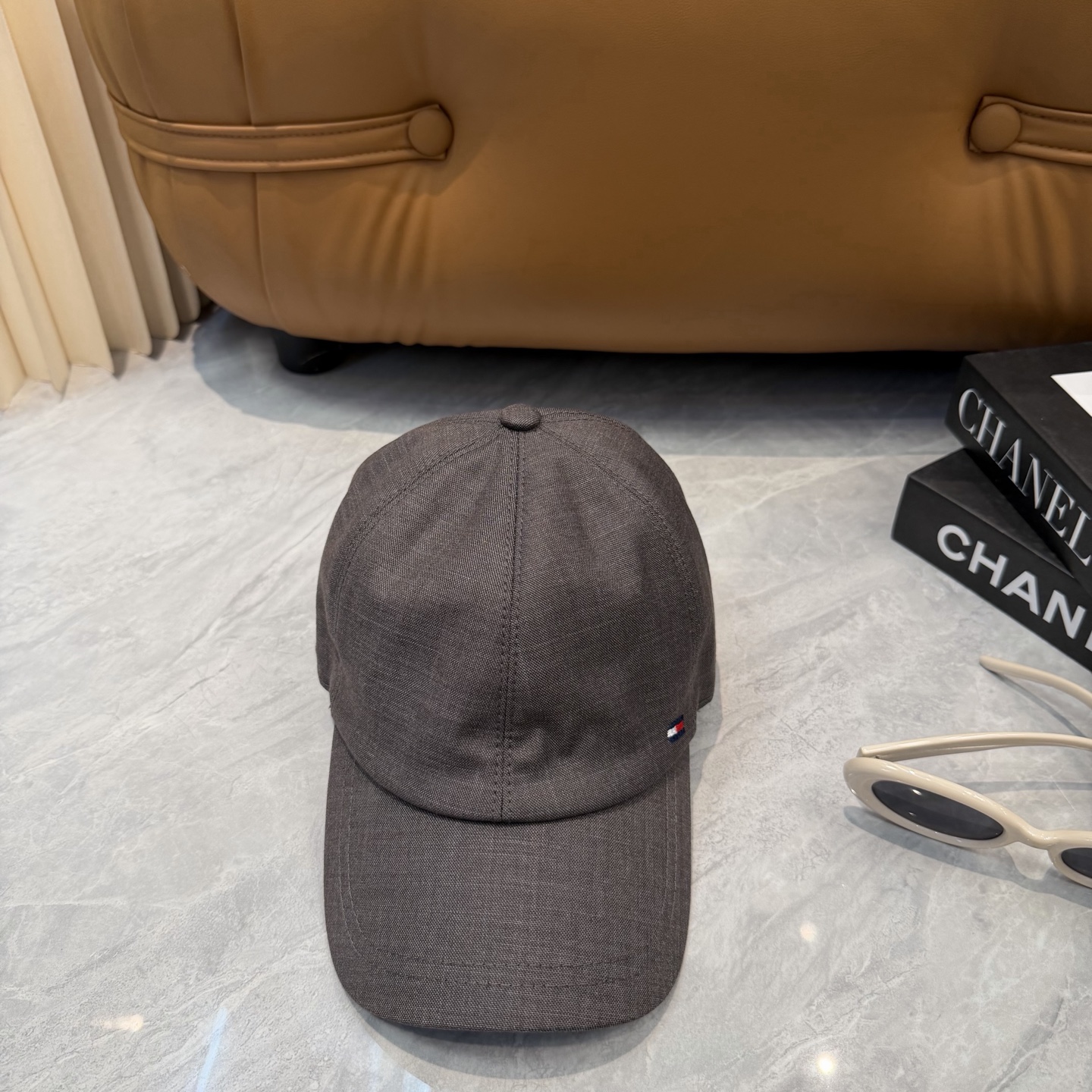 汤米TOMMY亚麻棒球帽🧢爆。的亚麻老钱风棒球帽到啦！方脸圆脸，男女都可以完美驾驭！修饰脸型、显脸小绝绝