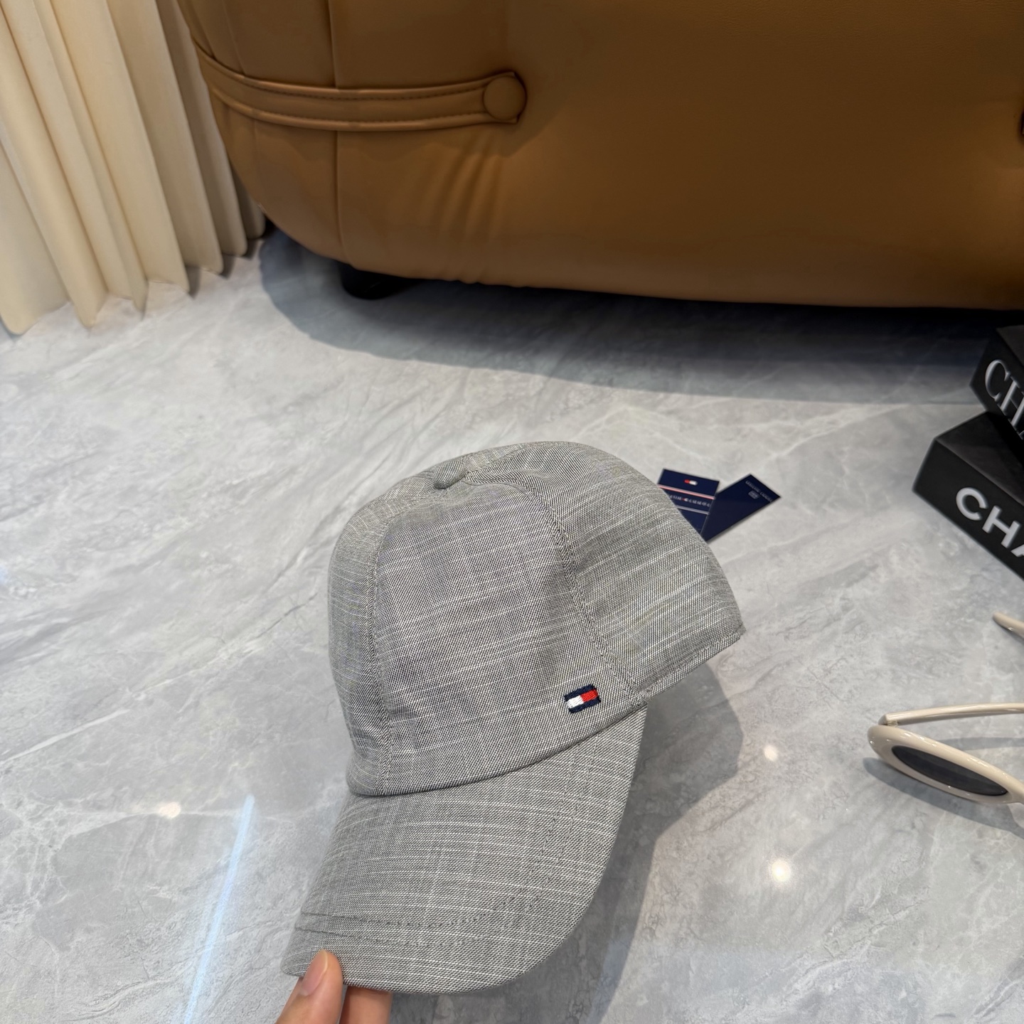 汤米TOMMY亚麻棒球帽🧢爆。的亚麻老钱风棒球帽到啦！方脸圆脸，男女都可以完美驾驭！修饰脸型、显脸小绝绝