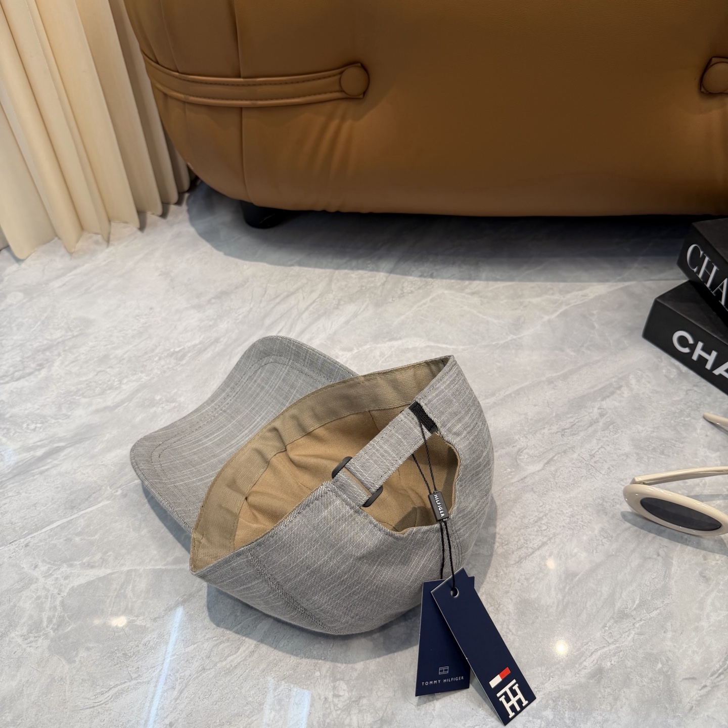 汤米TOMMY亚麻棒球帽🧢爆。的亚麻老钱风棒球帽到啦！方脸圆脸，男女都可以完美驾驭！修饰脸型、显脸小绝绝