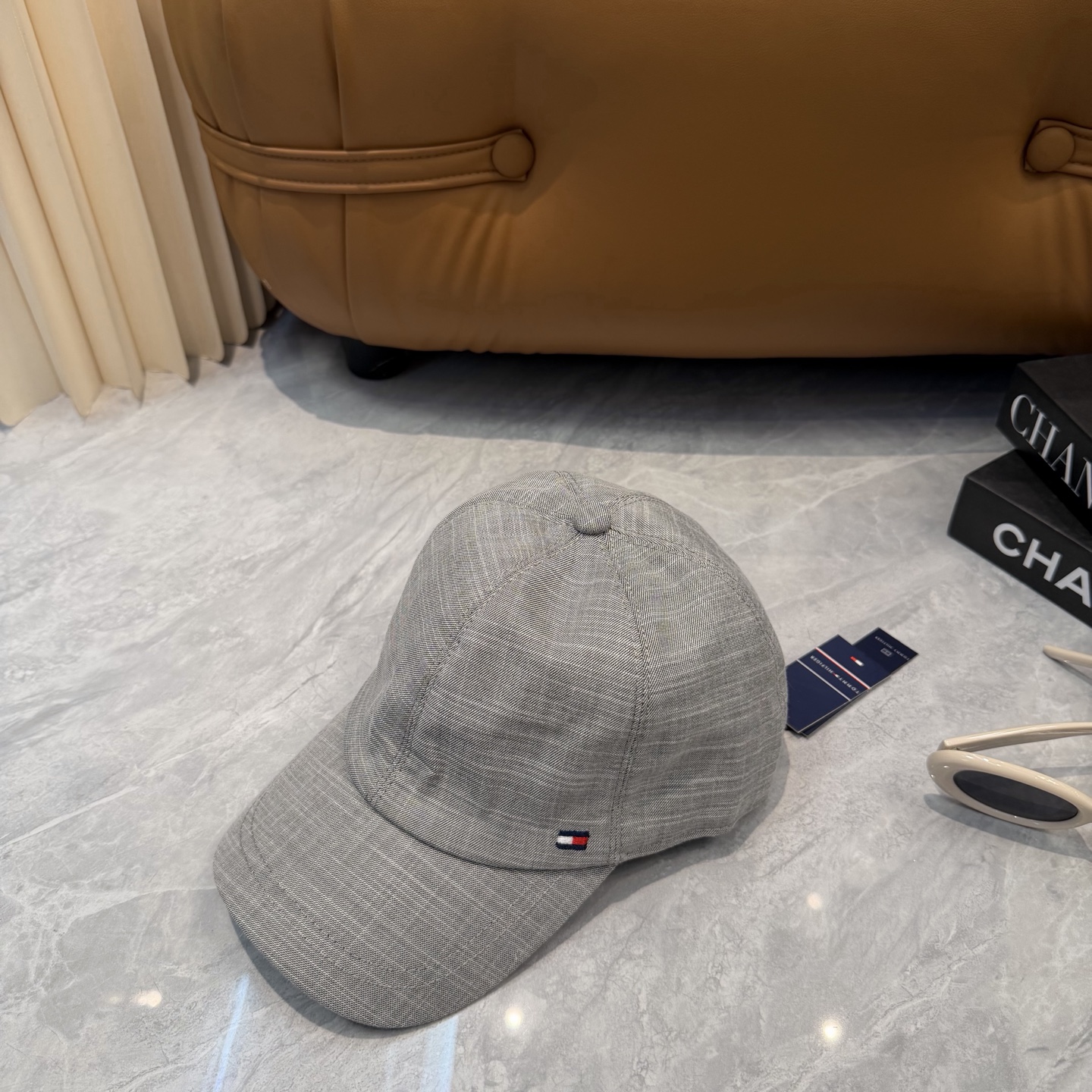 汤米TOMMY亚麻棒球帽🧢爆。的亚麻老钱风棒球帽到啦！方脸圆脸，男女都可以完美驾驭！修饰脸型、显脸小绝绝