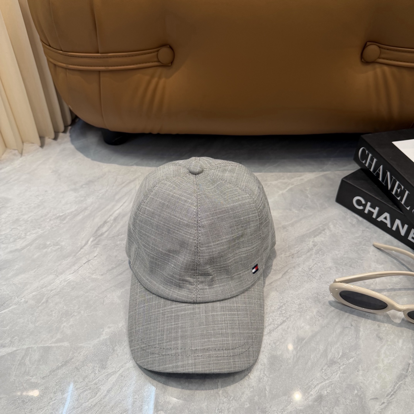 汤米TOMMY亚麻棒球帽🧢爆。的亚麻老钱风棒球帽到啦！方脸圆脸，男女都可以完美驾驭！修饰脸型、显脸小绝绝