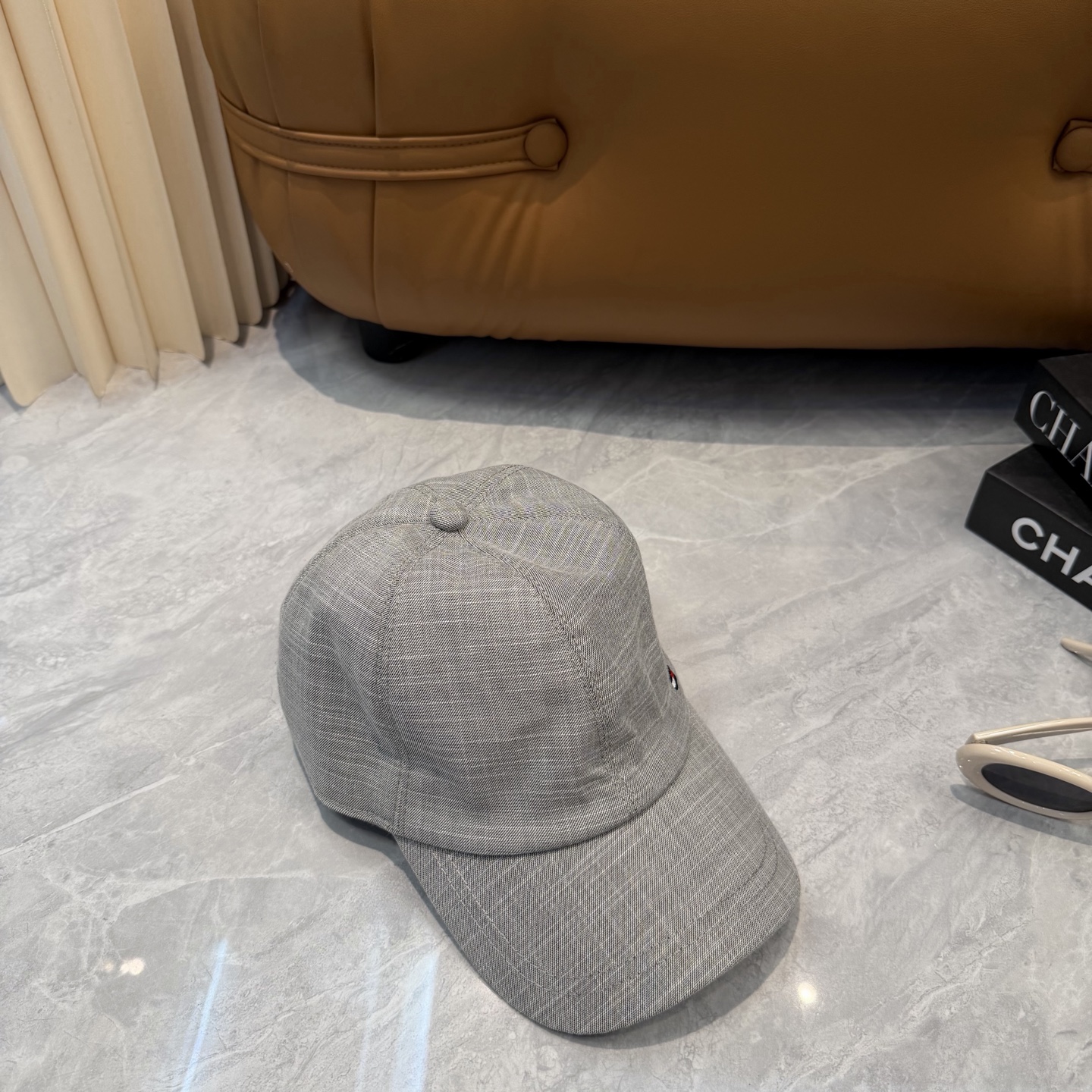 汤米TOMMY亚麻棒球帽🧢爆。的亚麻老钱风棒球帽到啦！方脸圆脸，男女都可以完美驾驭！修饰脸型、显脸小绝绝