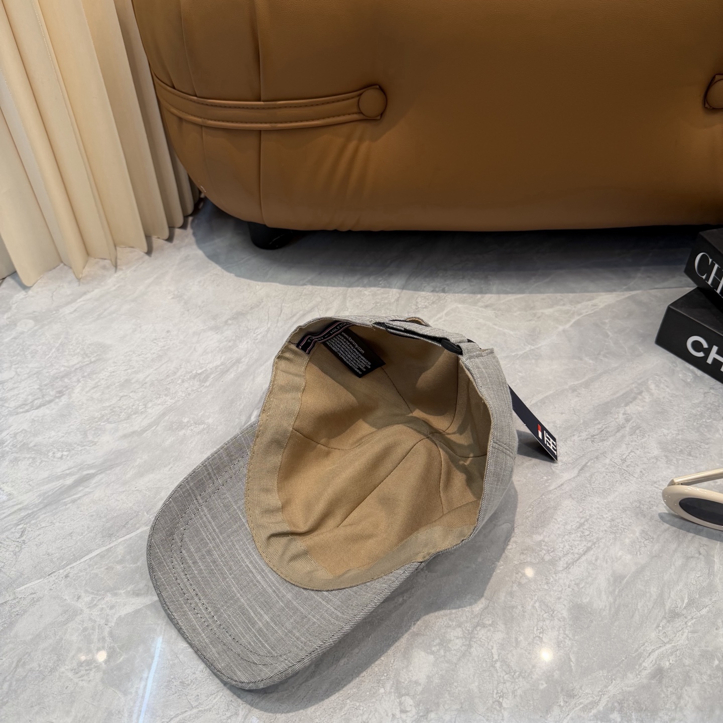 汤米TOMMY亚麻棒球帽🧢爆。的亚麻老钱风棒球帽到啦！方脸圆脸，男女都可以完美驾驭！修饰脸型、显脸小绝绝