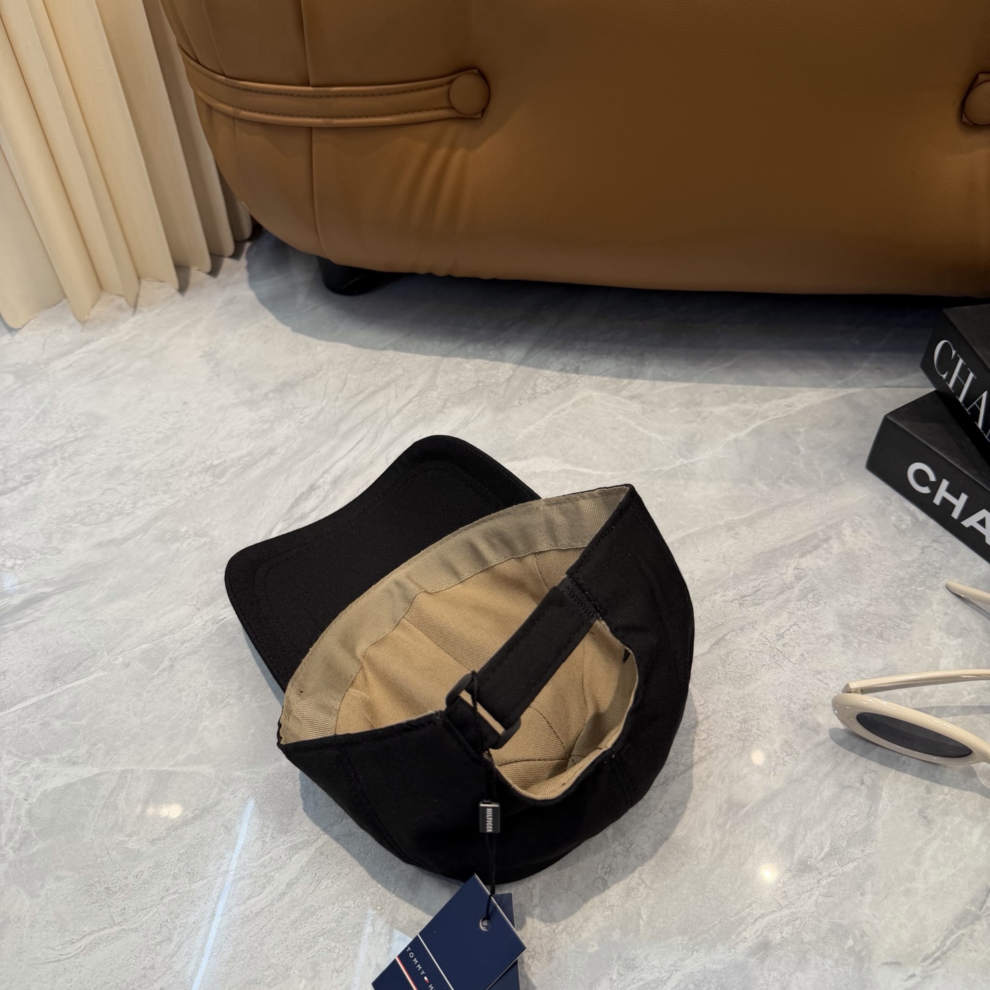 汤米TOMMY亚麻棒球帽🧢爆。的亚麻老钱风棒球帽到啦！方脸圆脸，男女都可以完美驾驭！修饰脸型、显脸小绝绝