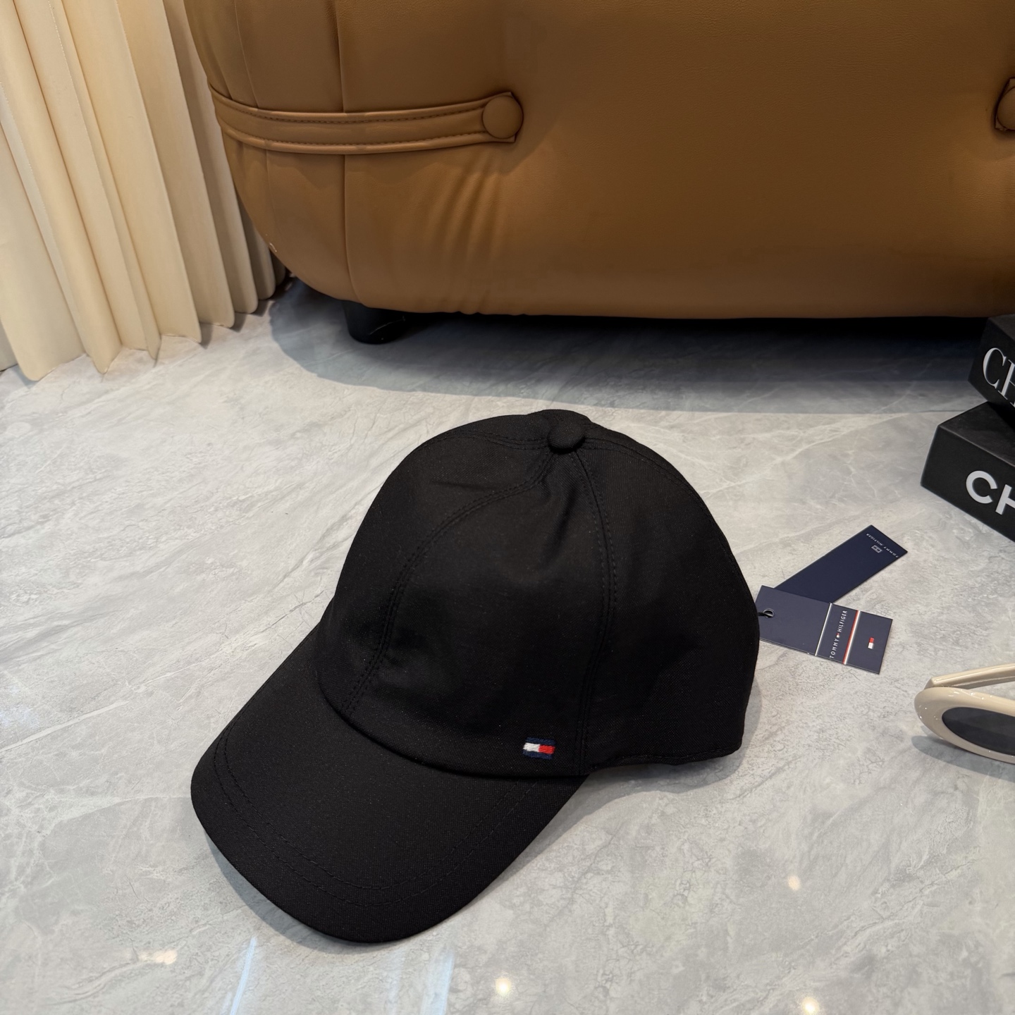 汤米TOMMY亚麻棒球帽🧢爆。的亚麻老钱风棒球帽到啦！方脸圆脸，男女都可以完美驾驭！修饰脸型、显脸小绝绝