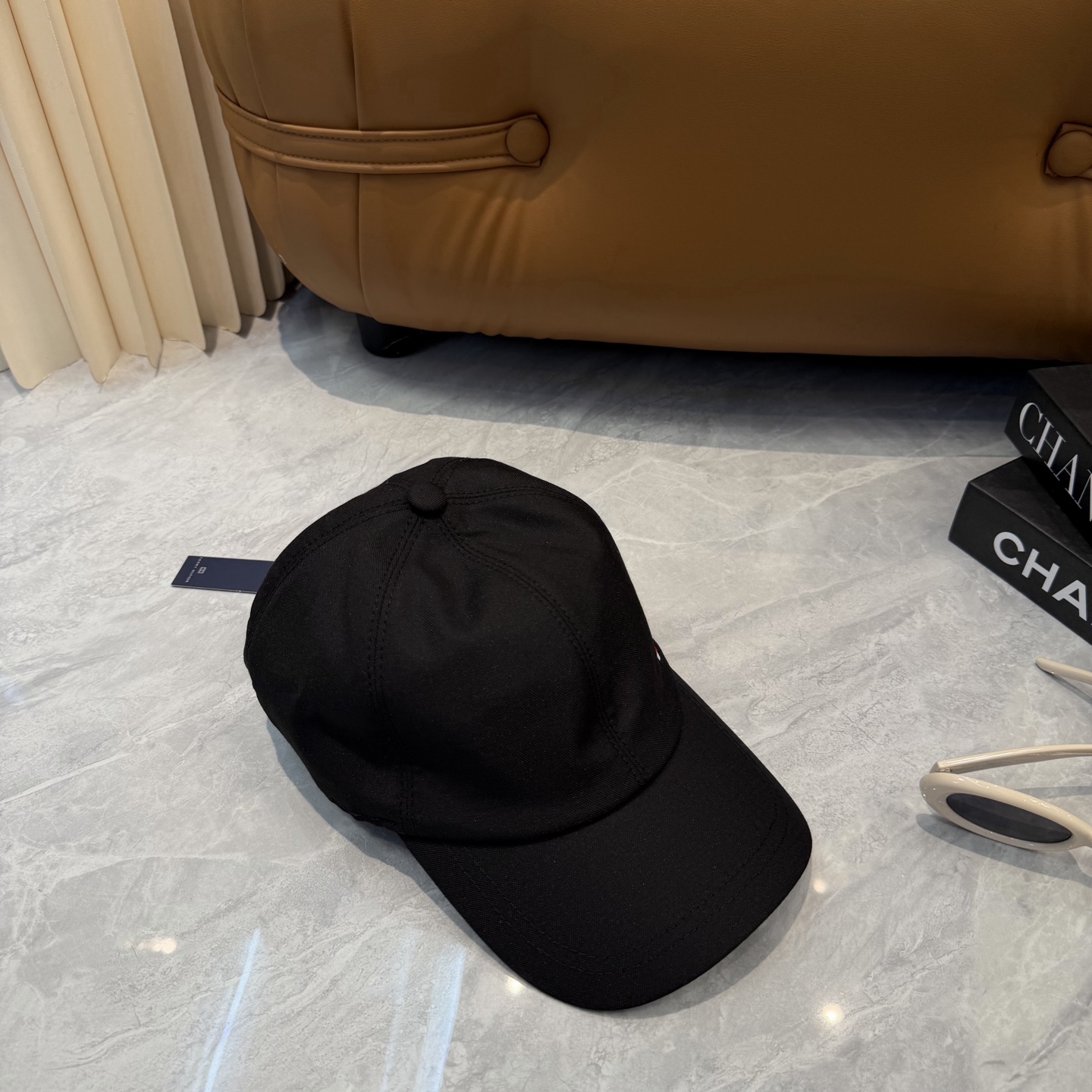 汤米TOMMY亚麻棒球帽🧢爆。的亚麻老钱风棒球帽到啦！方脸圆脸，男女都可以完美驾驭！修饰脸型、显脸小绝绝