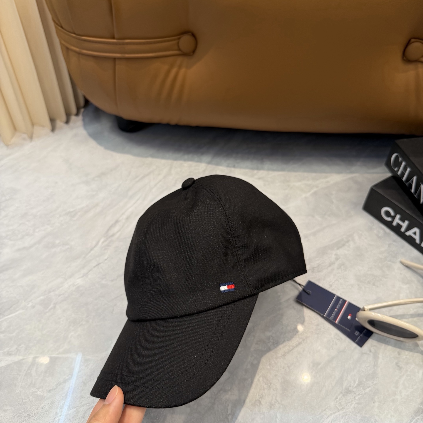 汤米TOMMY亚麻棒球帽🧢爆。的亚麻老钱风棒球帽到啦！方脸圆脸，男女都可以完美驾驭！修饰脸型、显脸小绝绝