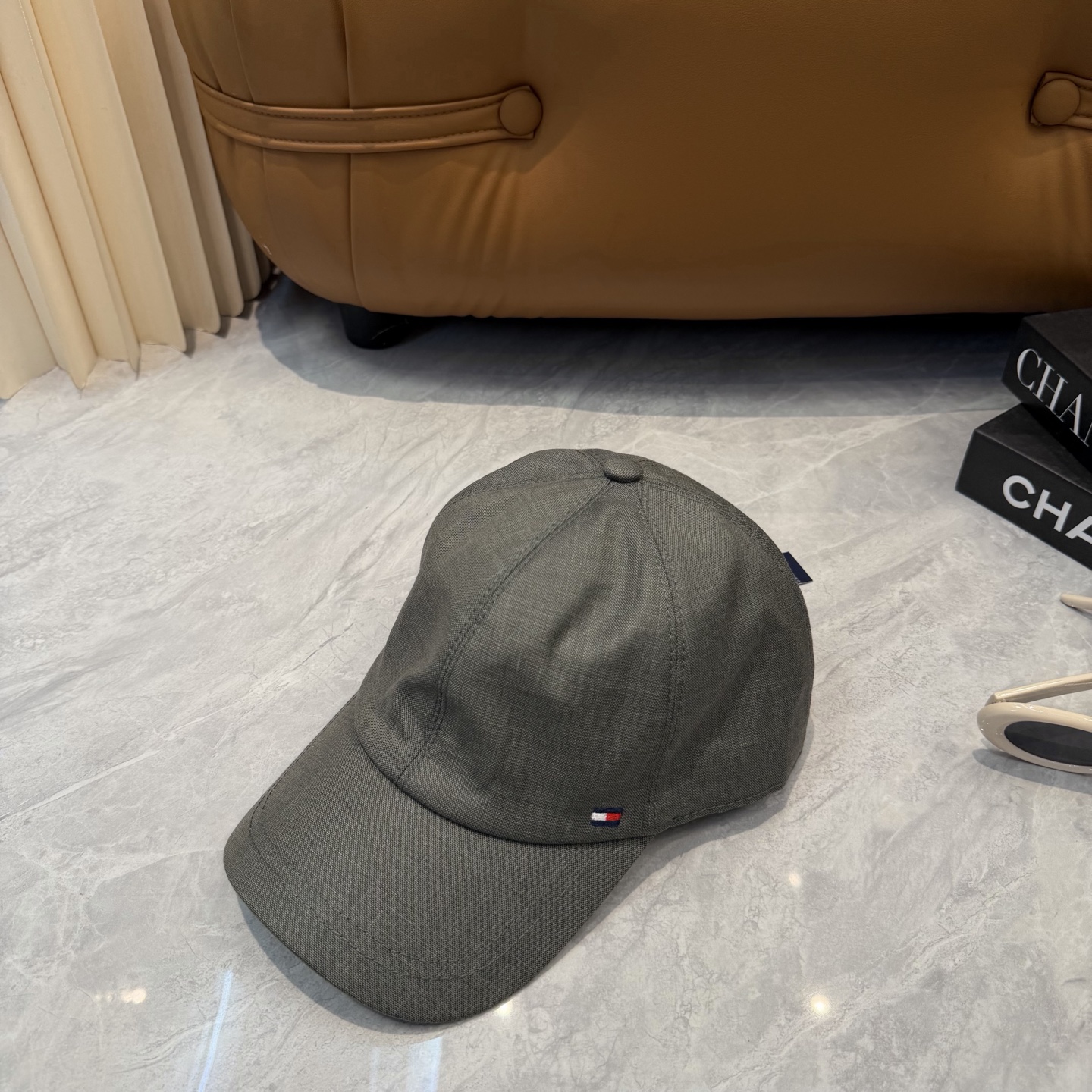 汤米TOMMY亚麻棒球帽🧢爆。的亚麻老钱风棒球帽到啦！方脸圆脸，男女都可以完美驾驭！修饰脸型、显脸小绝绝