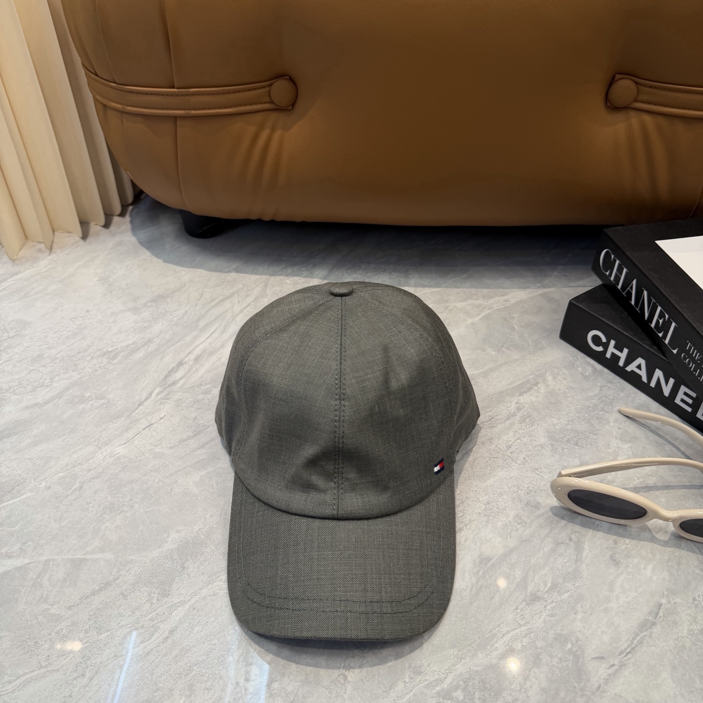 汤米TOMMY亚麻棒球帽🧢爆。的亚麻老钱风棒球帽到啦！方脸圆脸，男女都可以完美驾驭！修饰脸型、显脸小绝绝