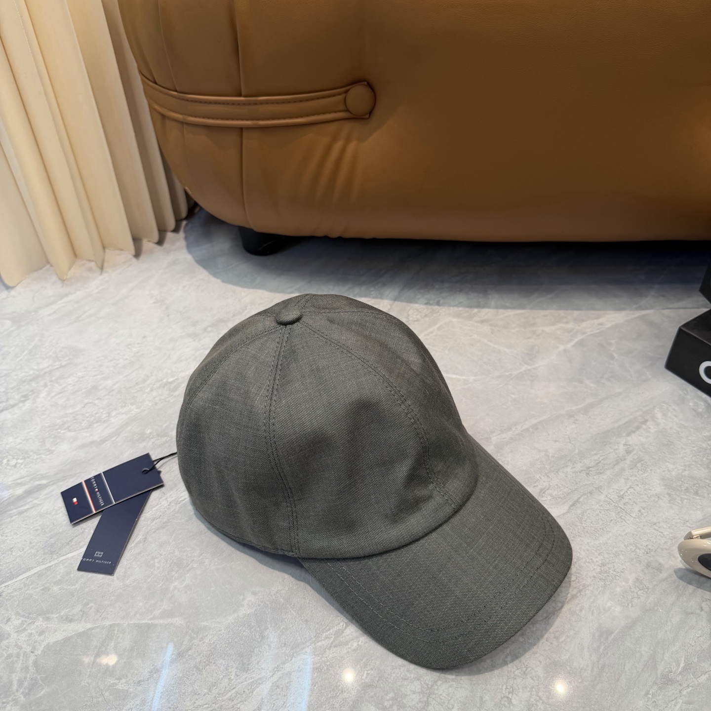 汤米TOMMY亚麻棒球帽🧢爆。的亚麻老钱风棒球帽到啦！方脸圆脸，男女都可以完美驾驭！修饰脸型、显脸小绝绝