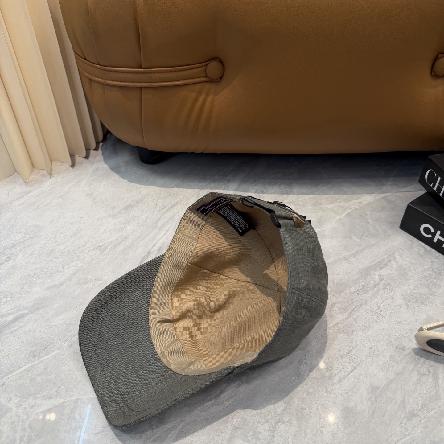 汤米TOMMY亚麻棒球帽🧢爆。的亚麻老钱风棒球帽到啦！方脸圆脸，男女都可以完美驾驭！修饰脸型、显脸小绝绝
