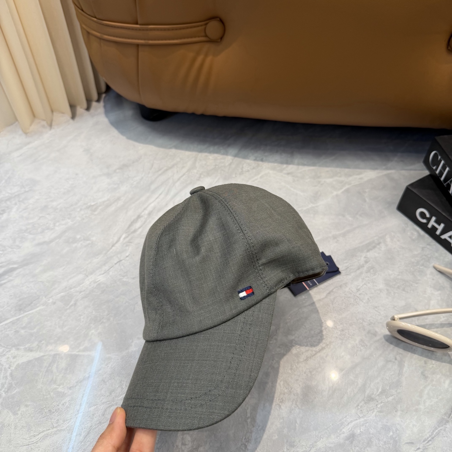 汤米TOMMY亚麻棒球帽🧢爆。的亚麻老钱风棒球帽到啦！方脸圆脸，男女都可以完美驾驭！修饰脸型、显脸小绝绝