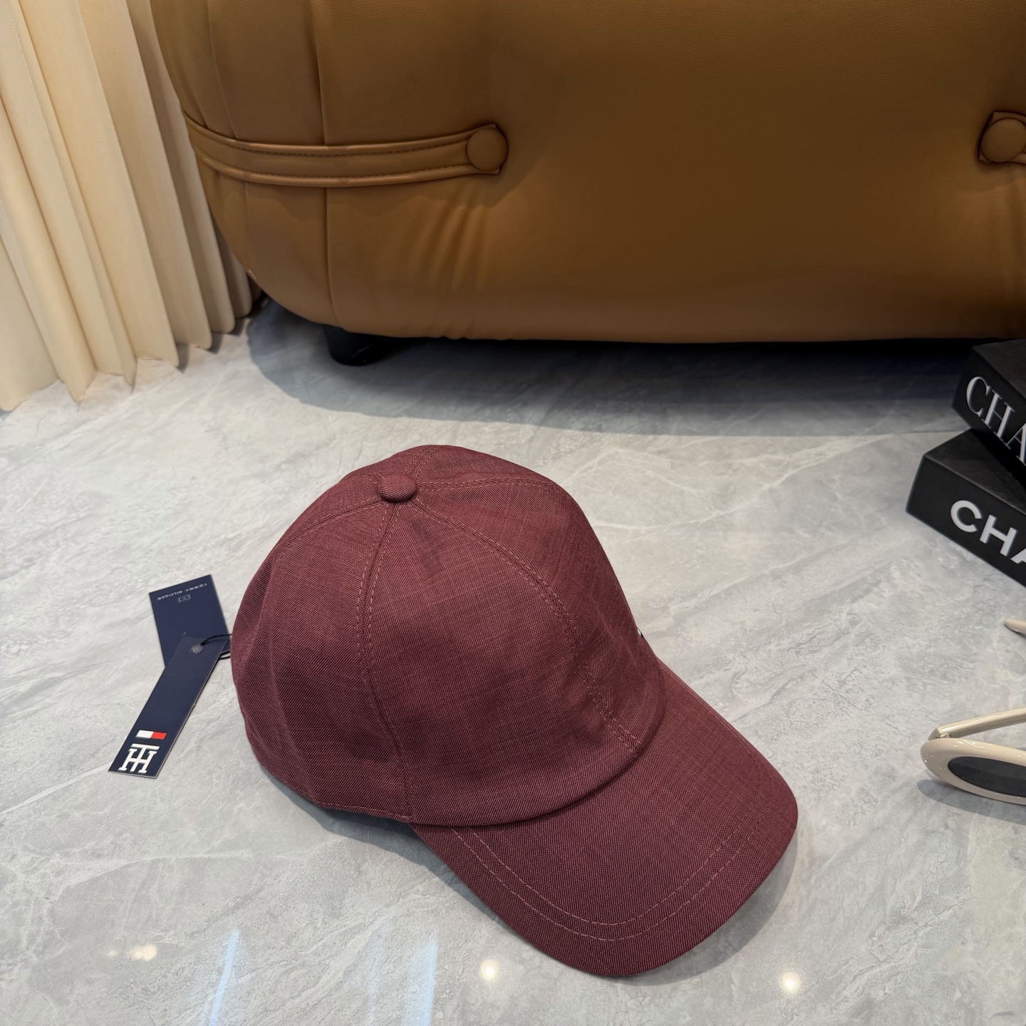 汤米TOMMY亚麻棒球帽🧢爆。的亚麻老钱风棒球帽到啦！方脸圆脸，男女都可以完美驾驭！修饰脸型、显脸小绝绝