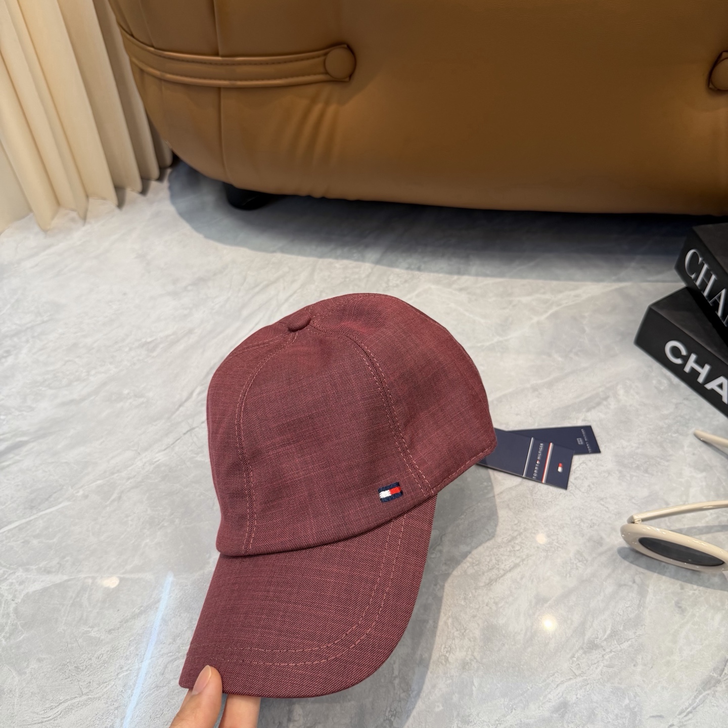 汤米TOMMY亚麻棒球帽🧢爆。的亚麻老钱风棒球帽到啦！方脸圆脸，男女都可以完美驾驭！修饰脸型、显脸小绝绝