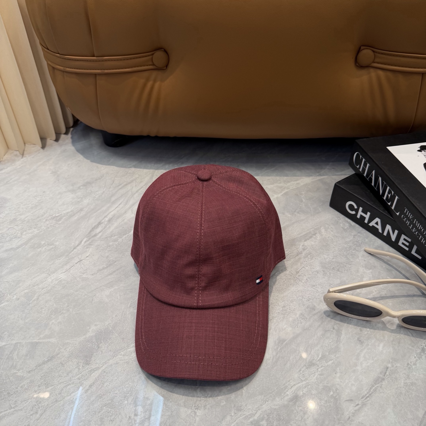 汤米TOMMY亚麻棒球帽🧢爆。的亚麻老钱风棒球帽到啦！方脸圆脸，男女都可以完美驾驭！修饰脸型、显脸小绝绝