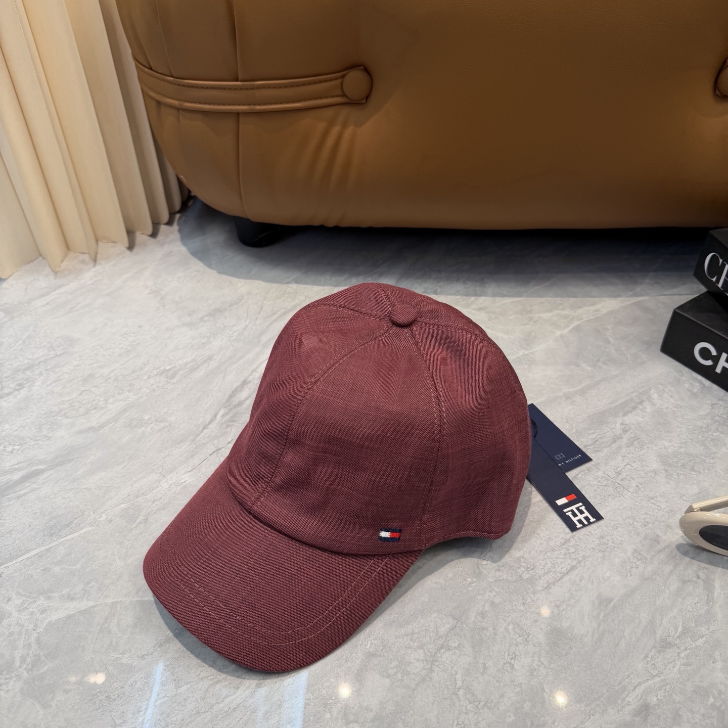 汤米TOMMY亚麻棒球帽🧢爆。的亚麻老钱风棒球帽到啦！方脸圆脸，男女都可以完美驾驭！修饰脸型、显脸小绝绝