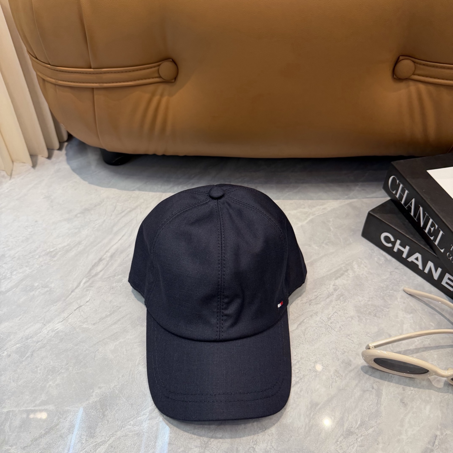 汤米TOMMY亚麻棒球帽🧢爆。的亚麻老钱风棒球帽到啦！方脸圆脸，男女都可以完美驾驭！修饰脸型、显脸小绝绝