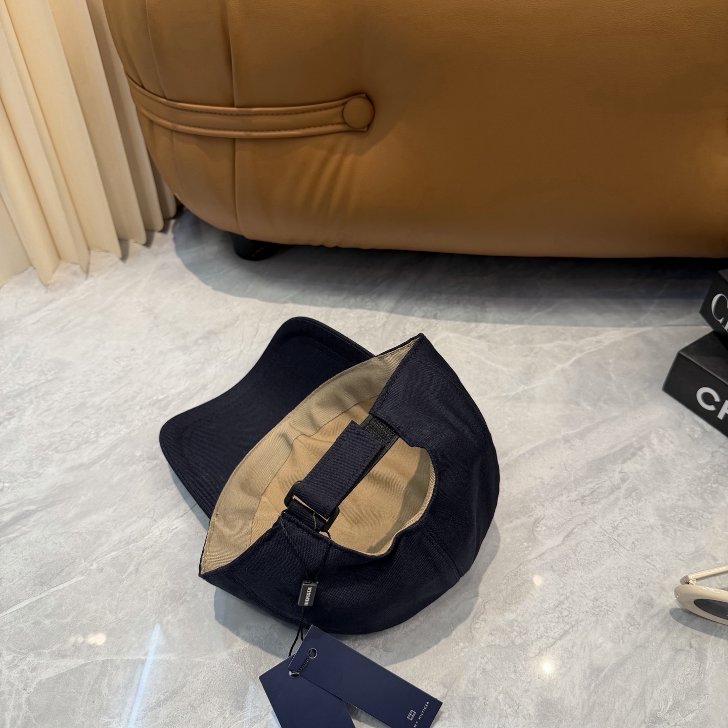 汤米TOMMY亚麻棒球帽🧢爆。的亚麻老钱风棒球帽到啦！方脸圆脸，男女都可以完美驾驭！修饰脸型、显脸小绝绝