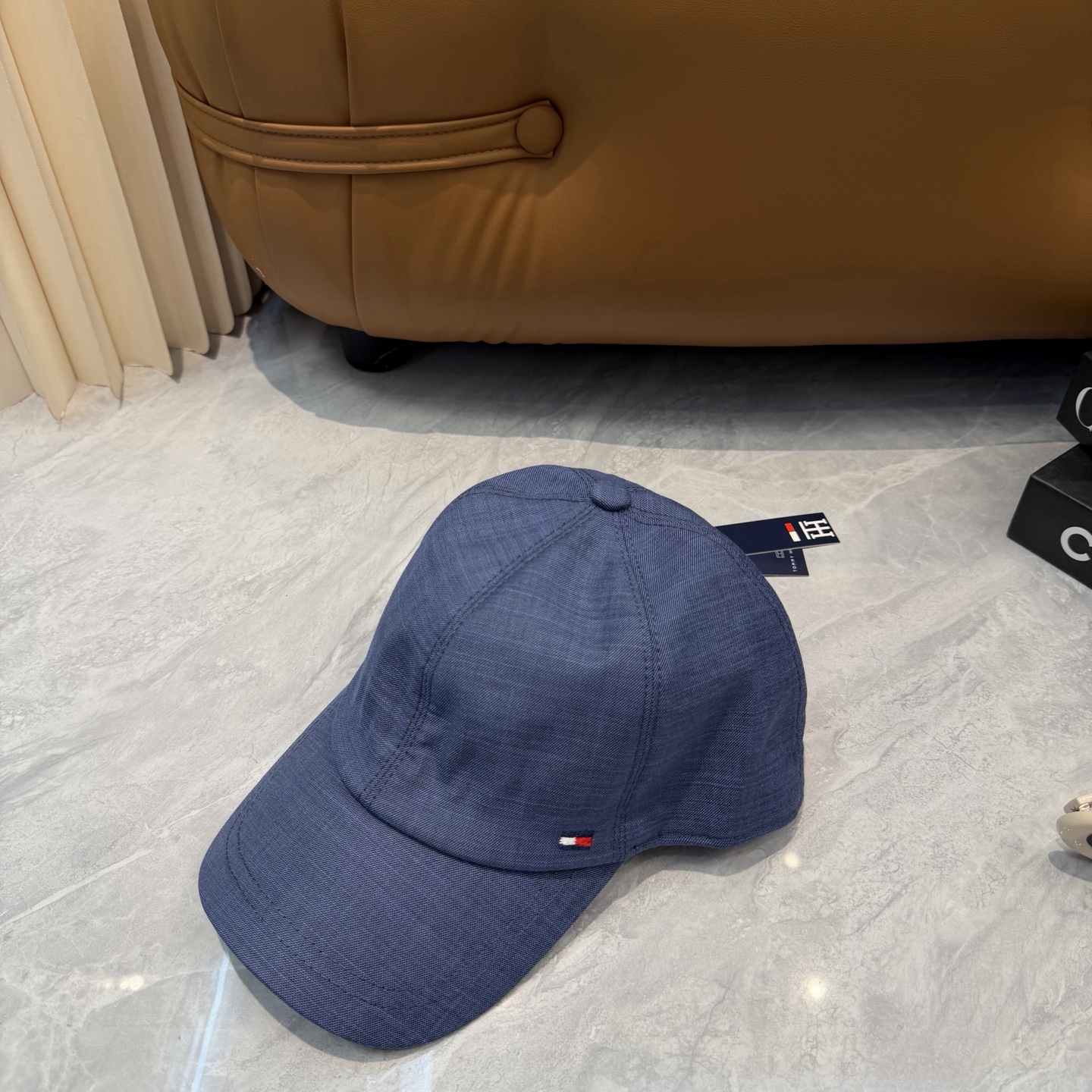 汤米TOMMY亚麻棒球帽🧢爆。的亚麻老钱风棒球帽到啦！方脸圆脸，男女都可以完美驾驭！修饰脸型、显脸小绝绝
