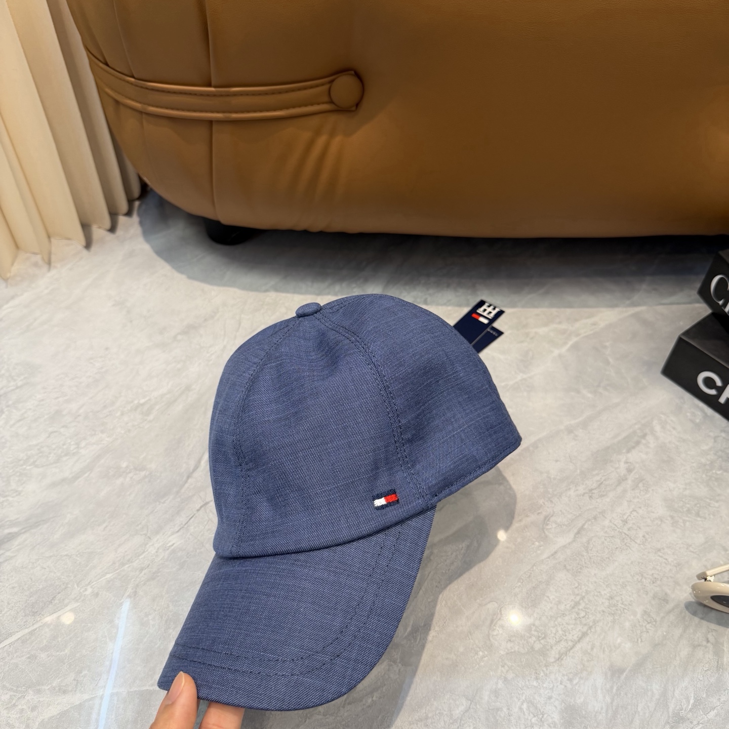 汤米TOMMY亚麻棒球帽🧢爆。的亚麻老钱风棒球帽到啦！方脸圆脸，男女都可以完美驾驭！修饰脸型、显脸小绝绝