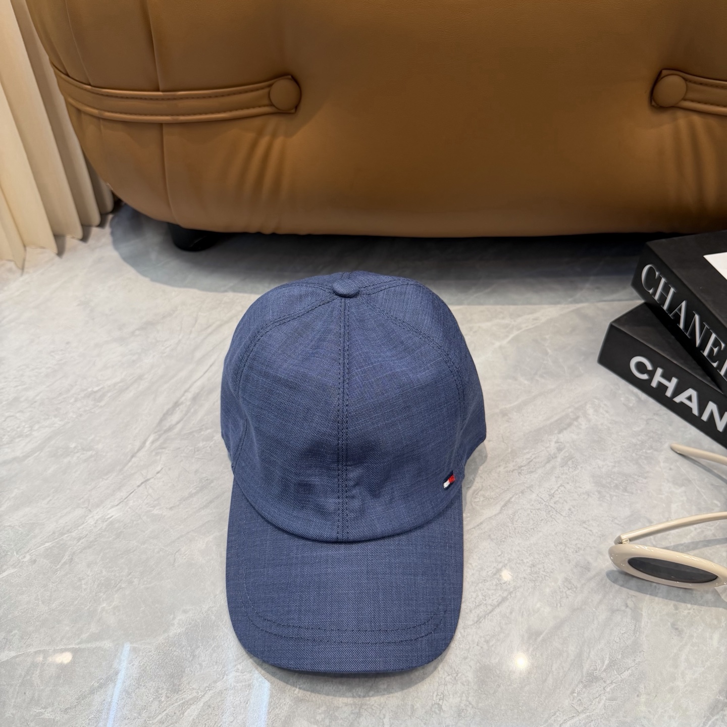 汤米TOMMY亚麻棒球帽🧢爆。的亚麻老钱风棒球帽到啦！方脸圆脸，男女都可以完美驾驭！修饰脸型、显脸小绝绝