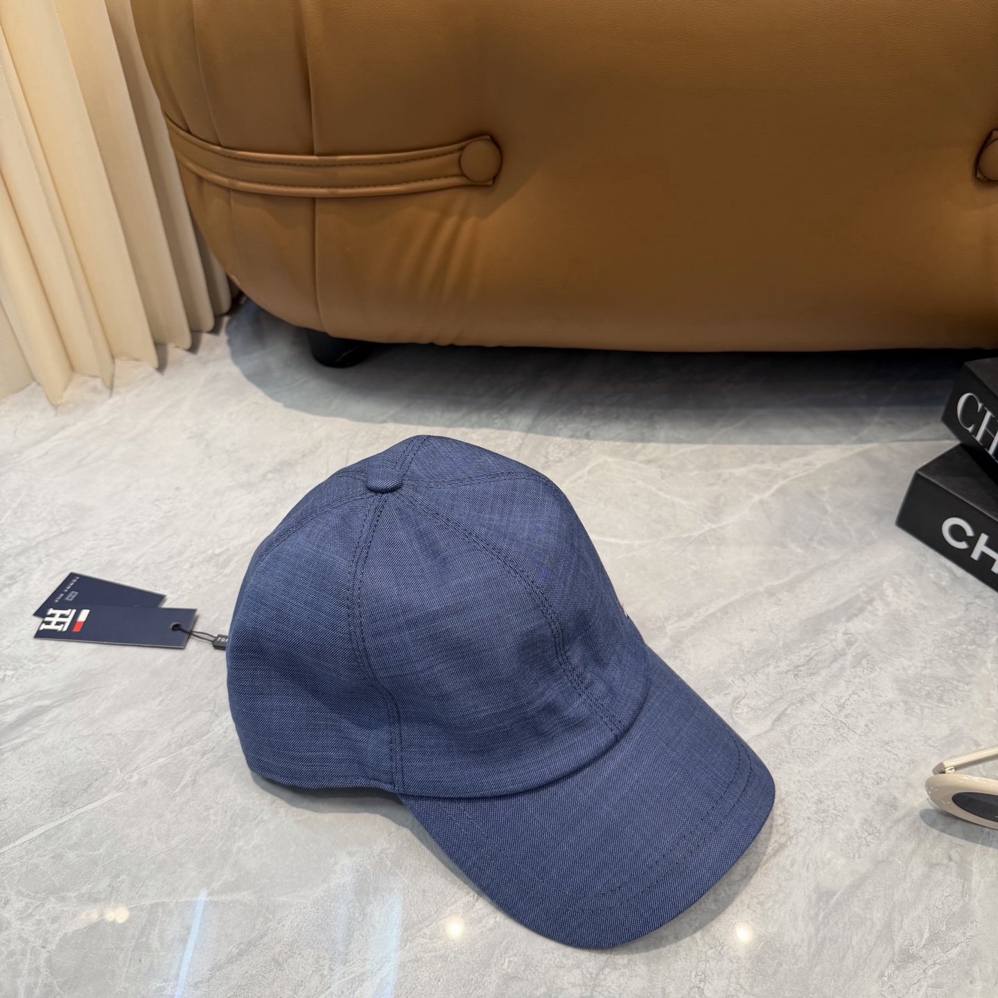 汤米TOMMY亚麻棒球帽🧢爆。的亚麻老钱风棒球帽到啦！方脸圆脸，男女都可以完美驾驭！修饰脸型、显脸小绝绝