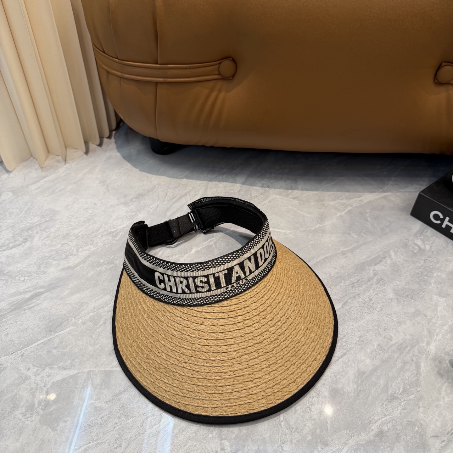 配防尘袋，迪奥DIOR新款空顶帽，夏天必备单品，因为真的太好搭，夏天搭配清凉夏日风情真的超级文艺范～随便