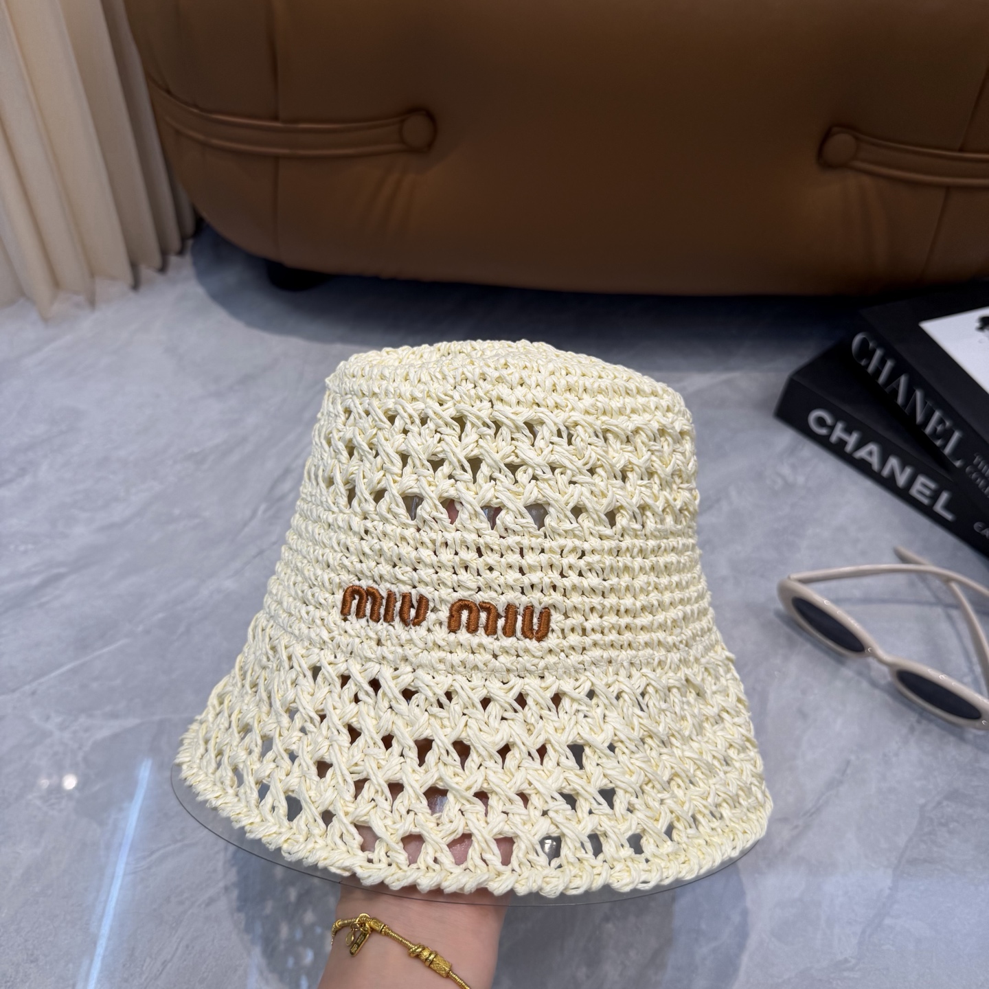 Miumiu 草编盆帽👒👒.修饰脸型超显瘦，透气轻盈，夏日佩戴清爽不闷‼️‼️‼️多色可选，慵懒松弛感拉