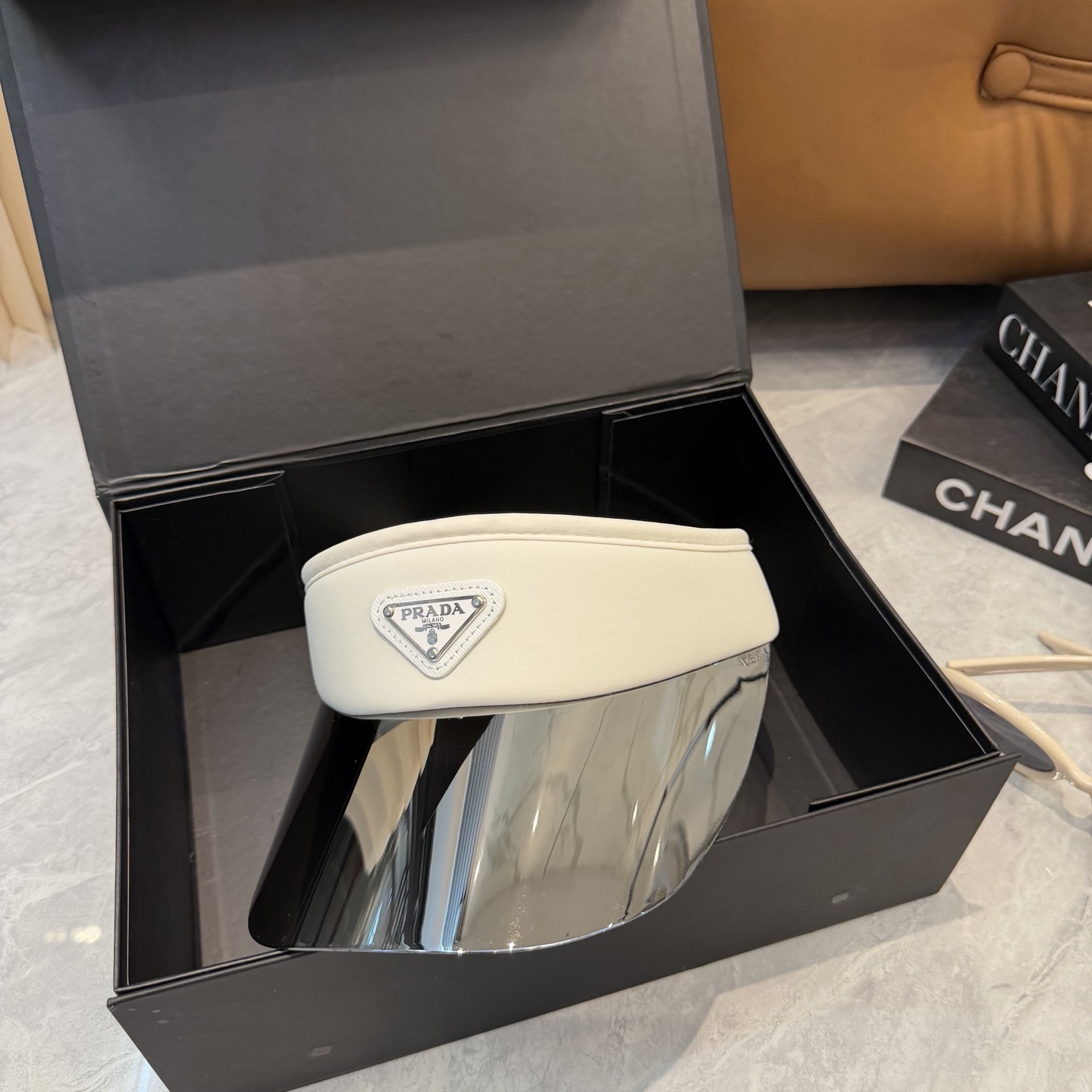 普拉达 PRADA 雷射镜片防紫外线空顶帽🎱时尚与实用完美融合🪄全棉面料 防蓝光PV镜片✌️帽围可自由调