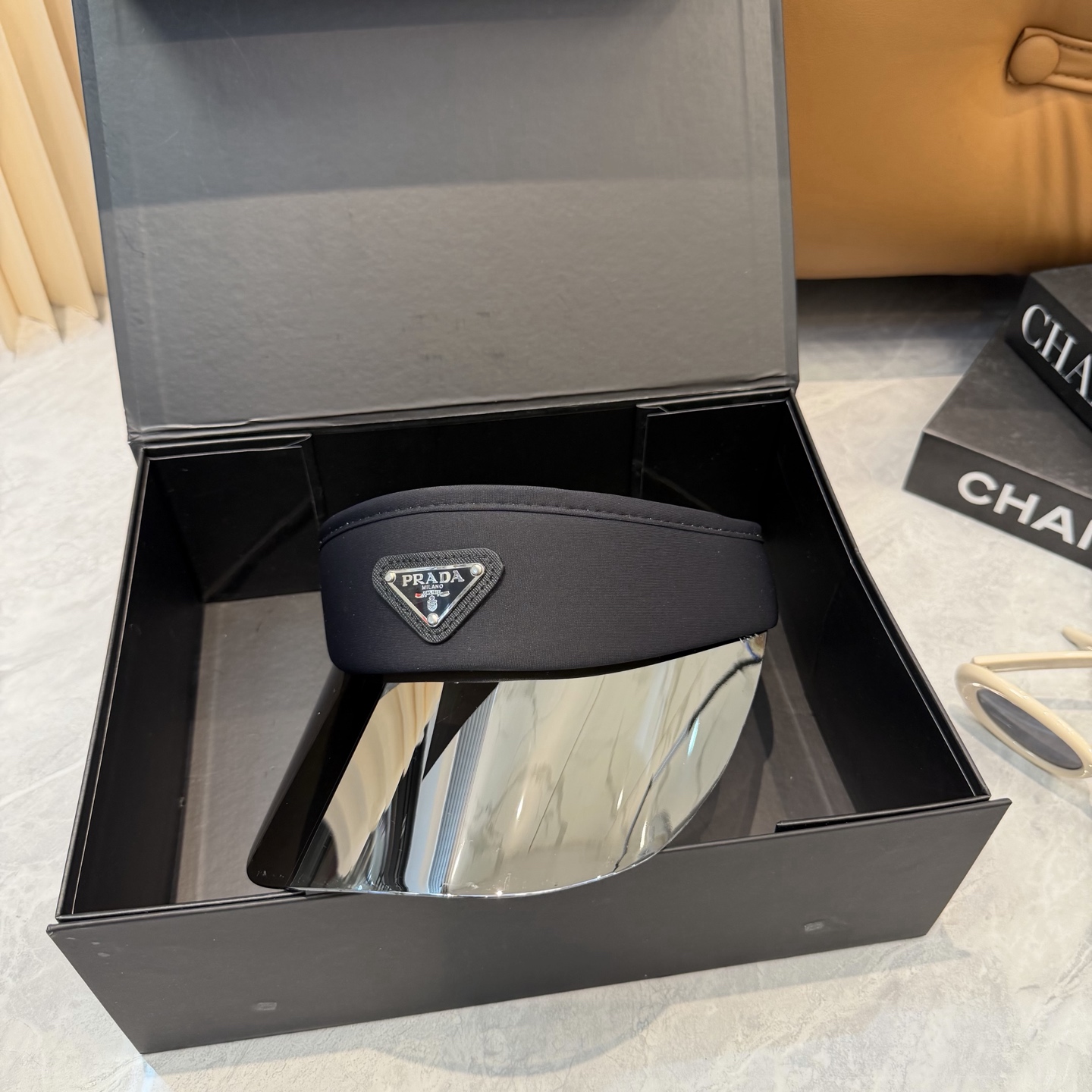 普拉达 PRADA 雷射镜片防紫外线空顶帽🎱时尚与实用完美融合🪄全棉面料 防蓝光PV镜片✌️帽围可自由调