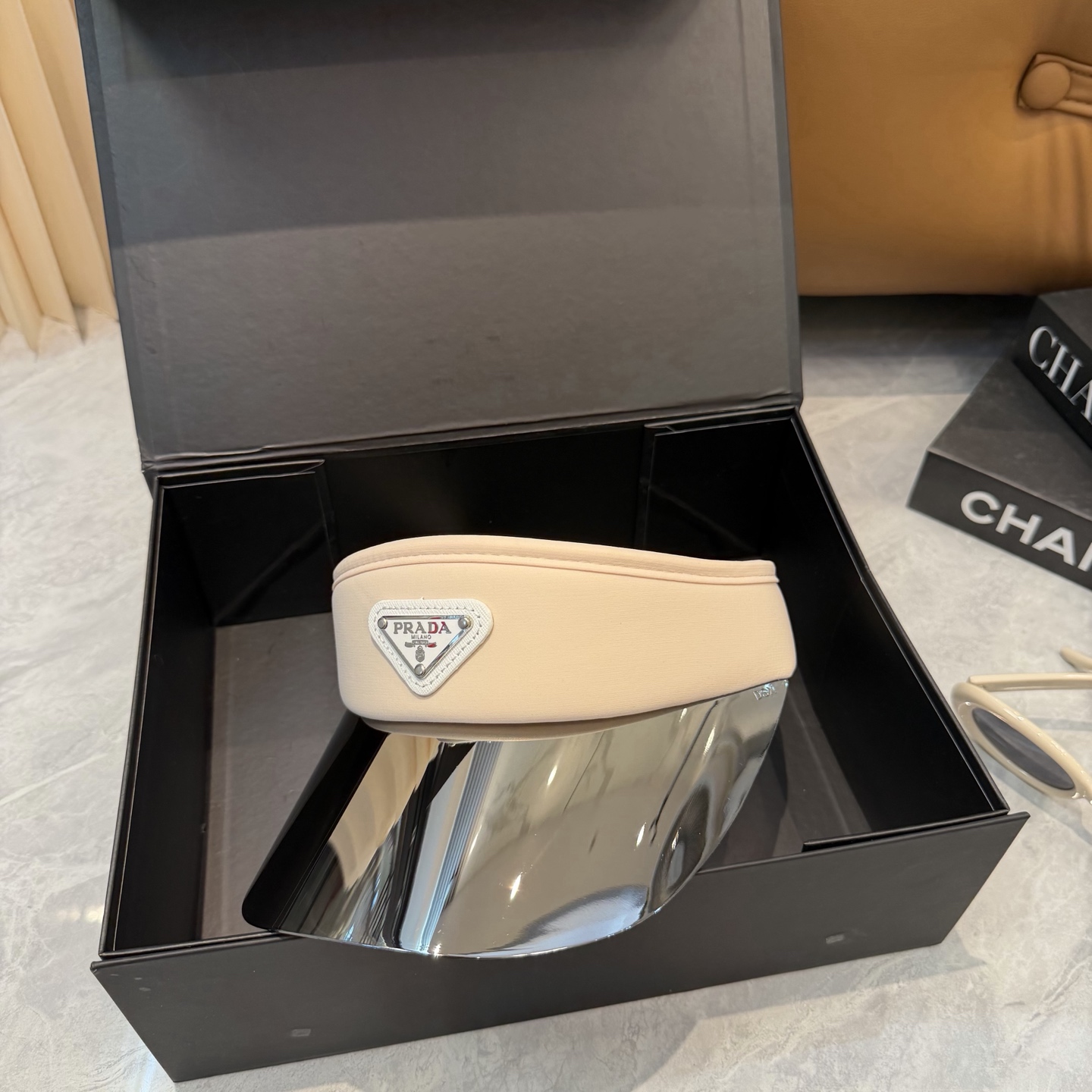 普拉达 PRADA 雷射镜片防紫外线空顶帽🎱时尚与实用完美融合🪄全棉面料 防蓝光PV镜片✌️帽围可自由调