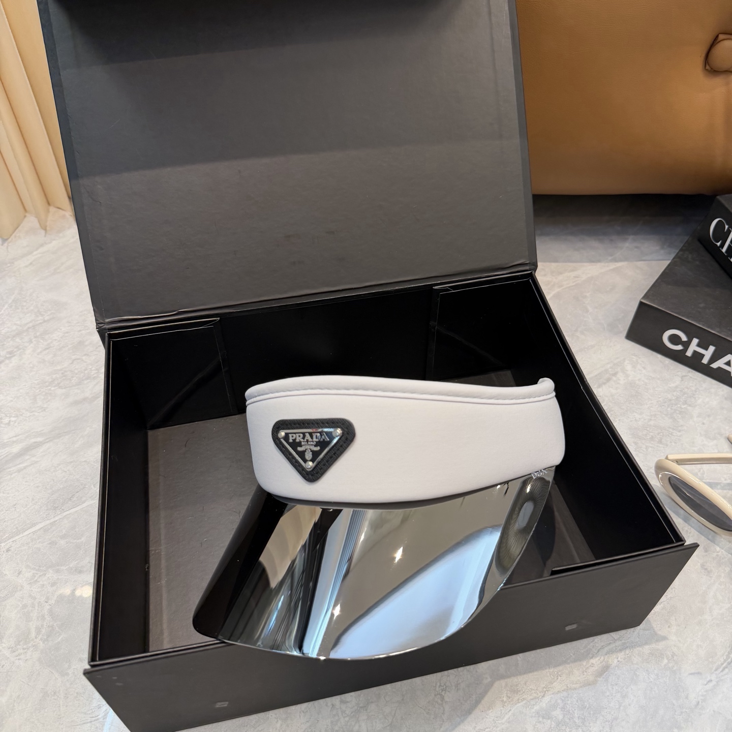 普拉达 PRADA 雷射镜片防紫外线空顶帽🎱时尚与实用完美融合🪄全棉面料 防蓝光PV镜片✌️帽围可自由调