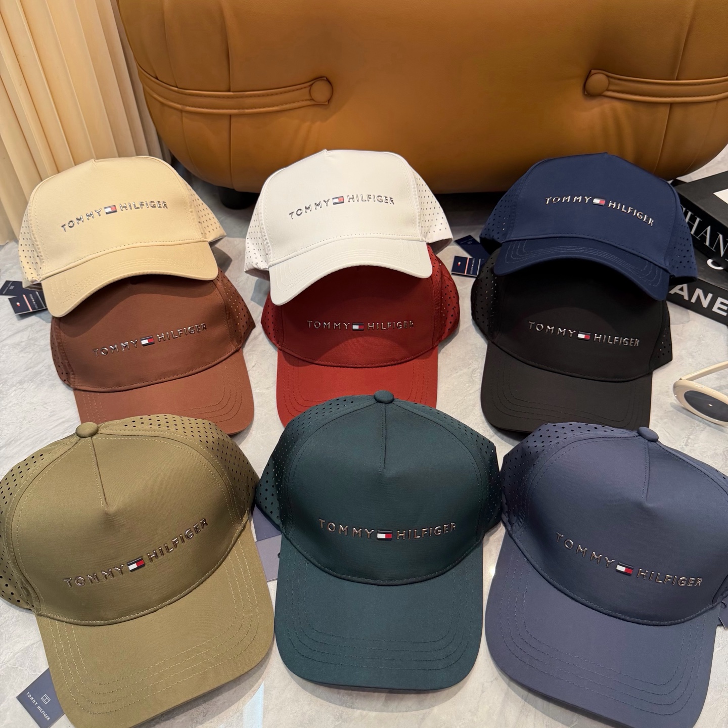 汤米TOMMY透气孔棒球帽🧢 爆🔥男女都可以完美驾驭！ 修饰脸型、显脸小绝绝子的一款棒球帽！ 轻盈透气！休闲百搭！ 	 