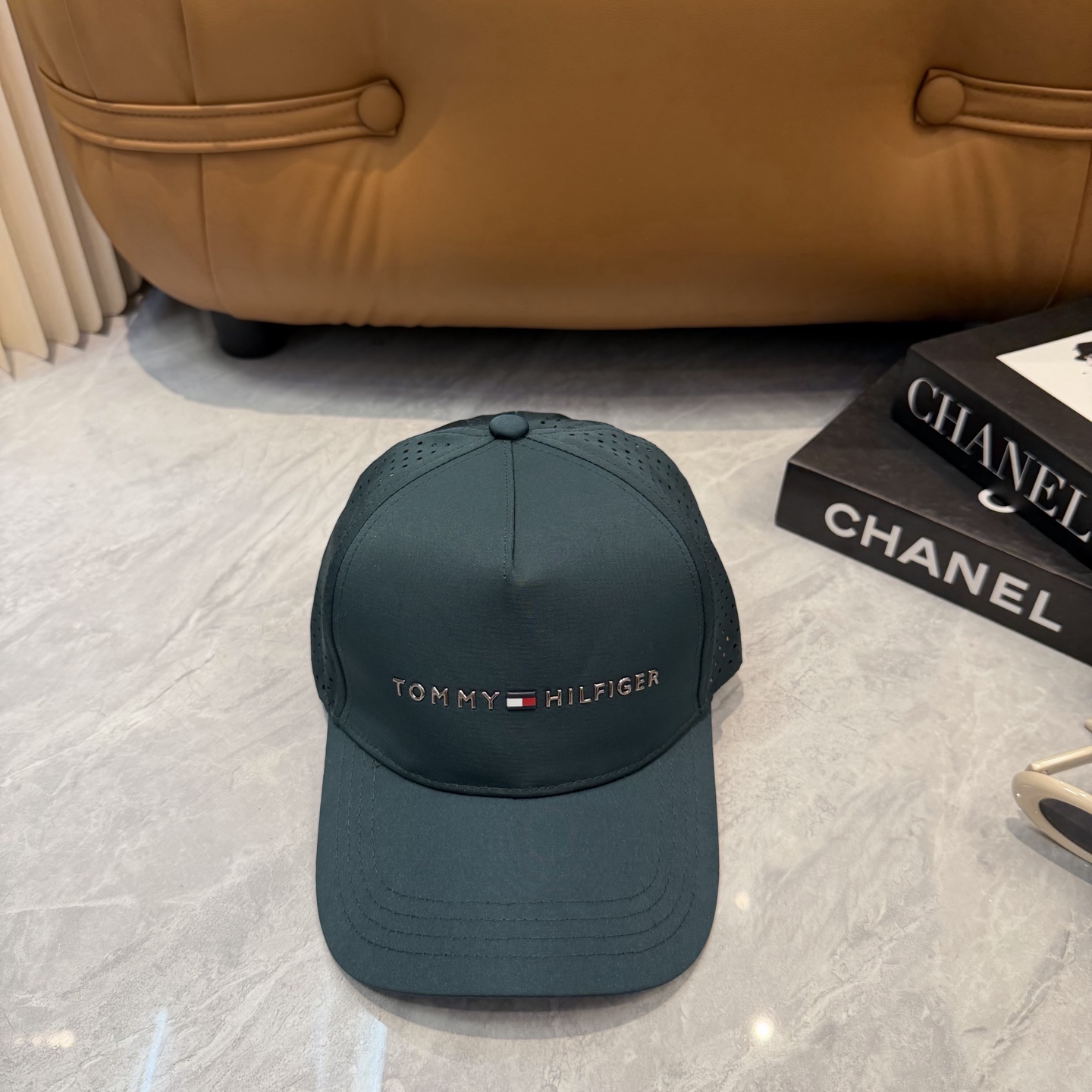 汤米TOMMY透气孔棒球帽🧢 爆🔥男女都可以完美驾驭！ 修饰脸型、显脸小绝绝子的一款棒球帽！ 轻盈透气！休闲百搭！ 	 