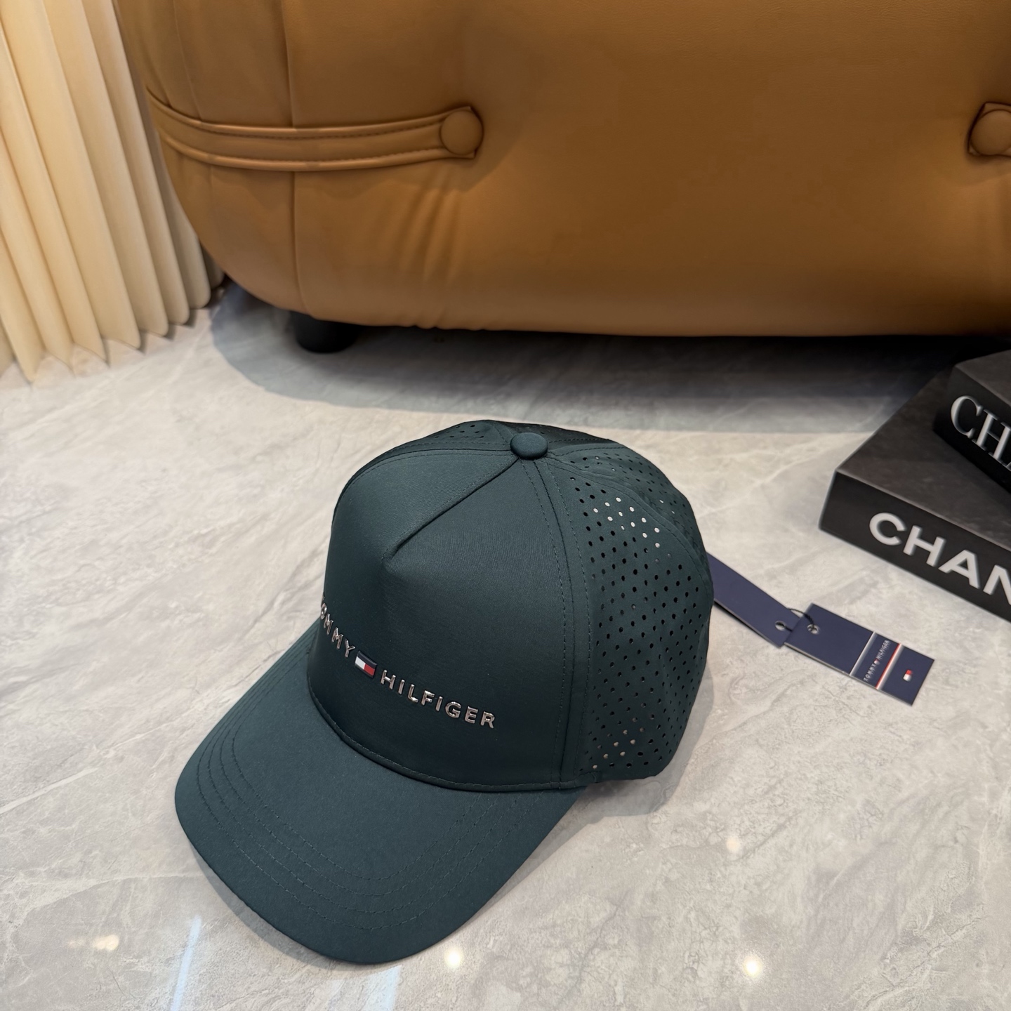 汤米TOMMY透气孔棒球帽🧢 爆🔥男女都可以完美驾驭！ 修饰脸型、显脸小绝绝子的一款棒球帽！ 轻盈透气！休闲百搭！ 	 