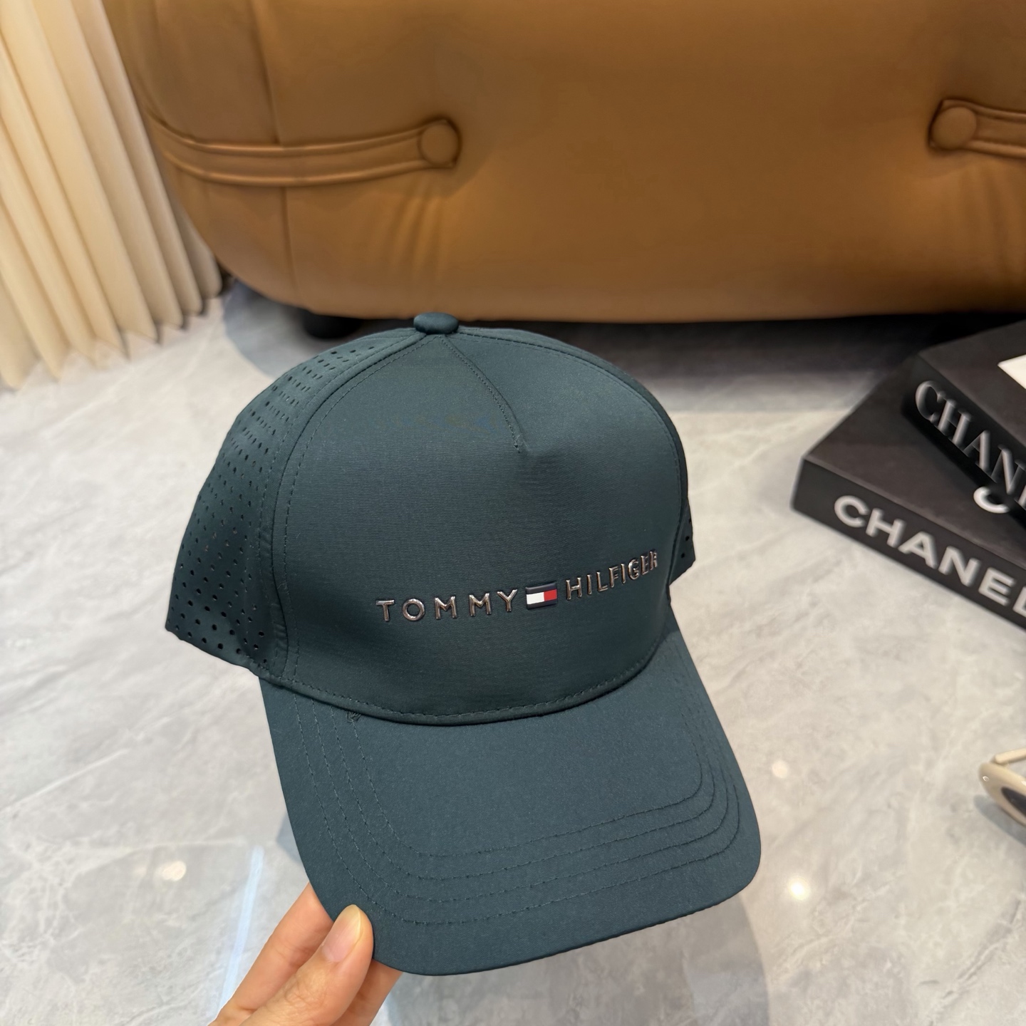 汤米TOMMY透气孔棒球帽🧢 爆🔥男女都可以完美驾驭！ 修饰脸型、显脸小绝绝子的一款棒球帽！ 轻盈透气！休闲百搭！ 	 