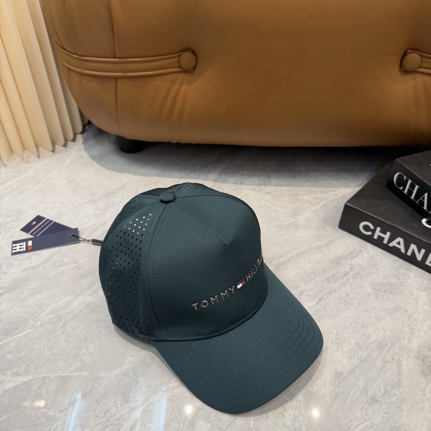 汤米TOMMY透气孔棒球帽🧢 爆🔥男女都可以完美驾驭！ 修饰脸型、显脸小绝绝子的一款棒球帽！ 轻盈透气！休闲百搭！ 	 