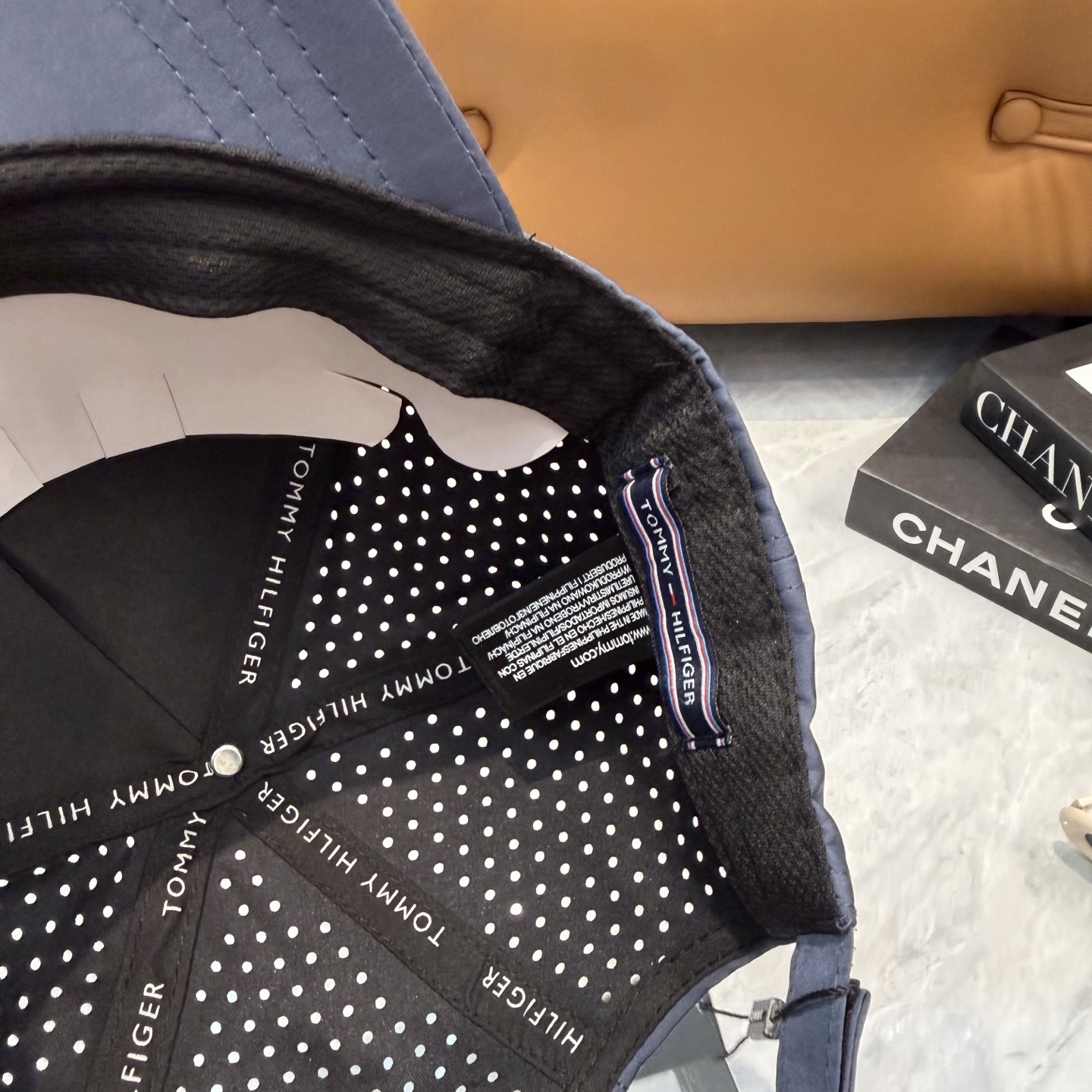 汤米TOMMY透气孔棒球帽🧢 爆🔥男女都可以完美驾驭！ 修饰脸型、显脸小绝绝子的一款棒球帽！ 轻盈透气！休闲百搭！ 	 