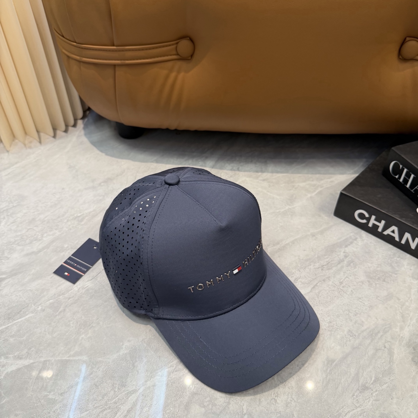 汤米TOMMY透气孔棒球帽🧢 爆🔥男女都可以完美驾驭！ 修饰脸型、显脸小绝绝子的一款棒球帽！ 轻盈透气！休闲百搭！ 	 