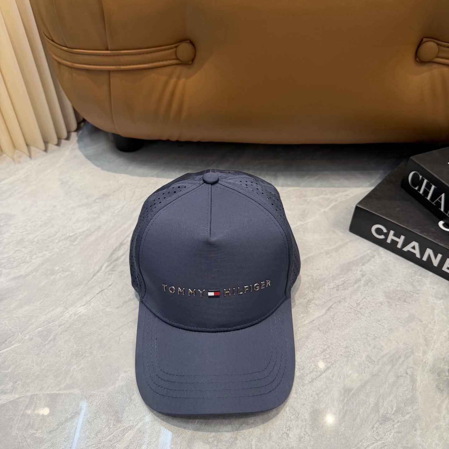 汤米TOMMY透气孔棒球帽🧢 爆🔥男女都可以完美驾驭！ 修饰脸型、显脸小绝绝子的一款棒球帽！ 轻盈透气！休闲百搭！ 	 