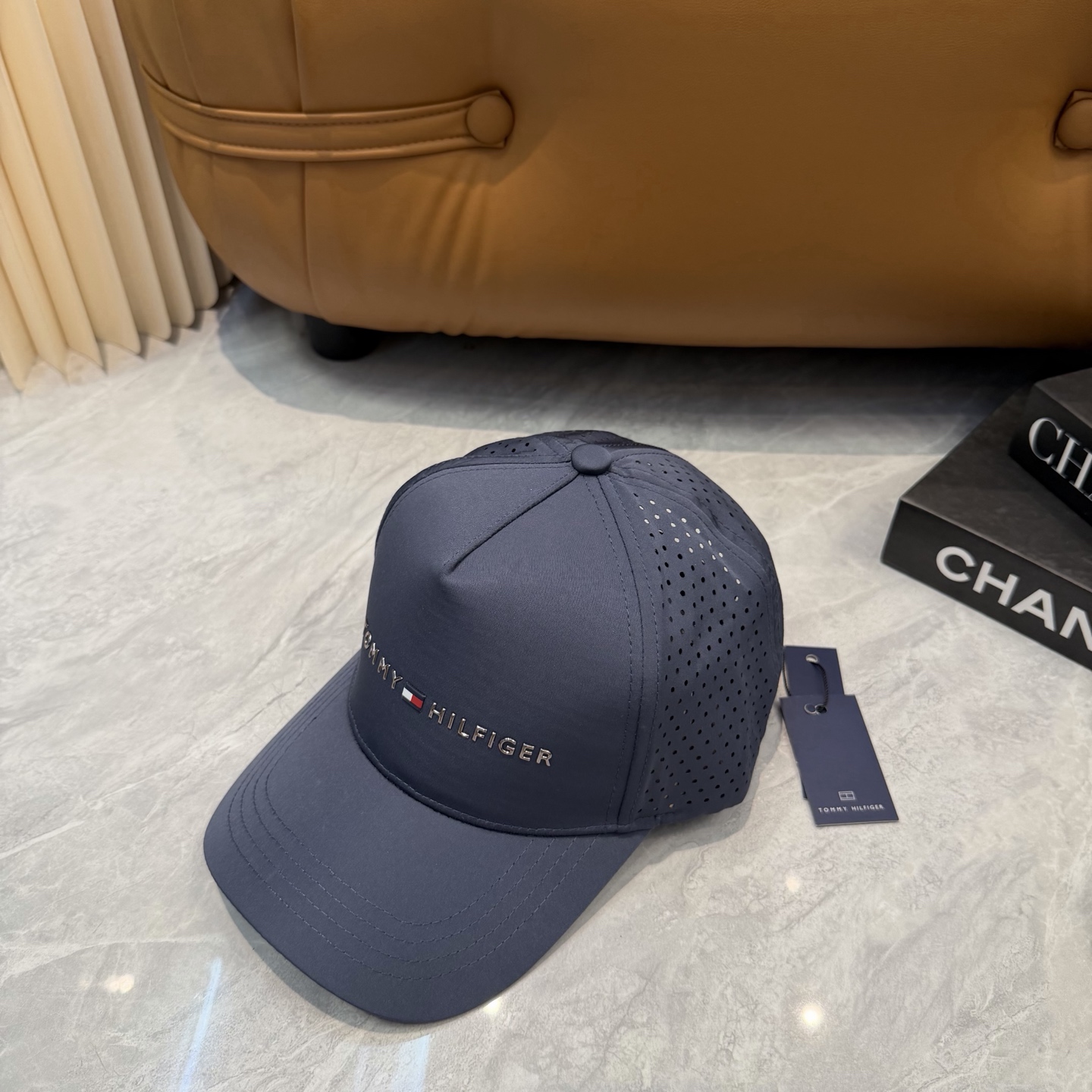 汤米TOMMY透气孔棒球帽🧢 爆🔥男女都可以完美驾驭！ 修饰脸型、显脸小绝绝子的一款棒球帽！ 轻盈透气！休闲百搭！ 	 